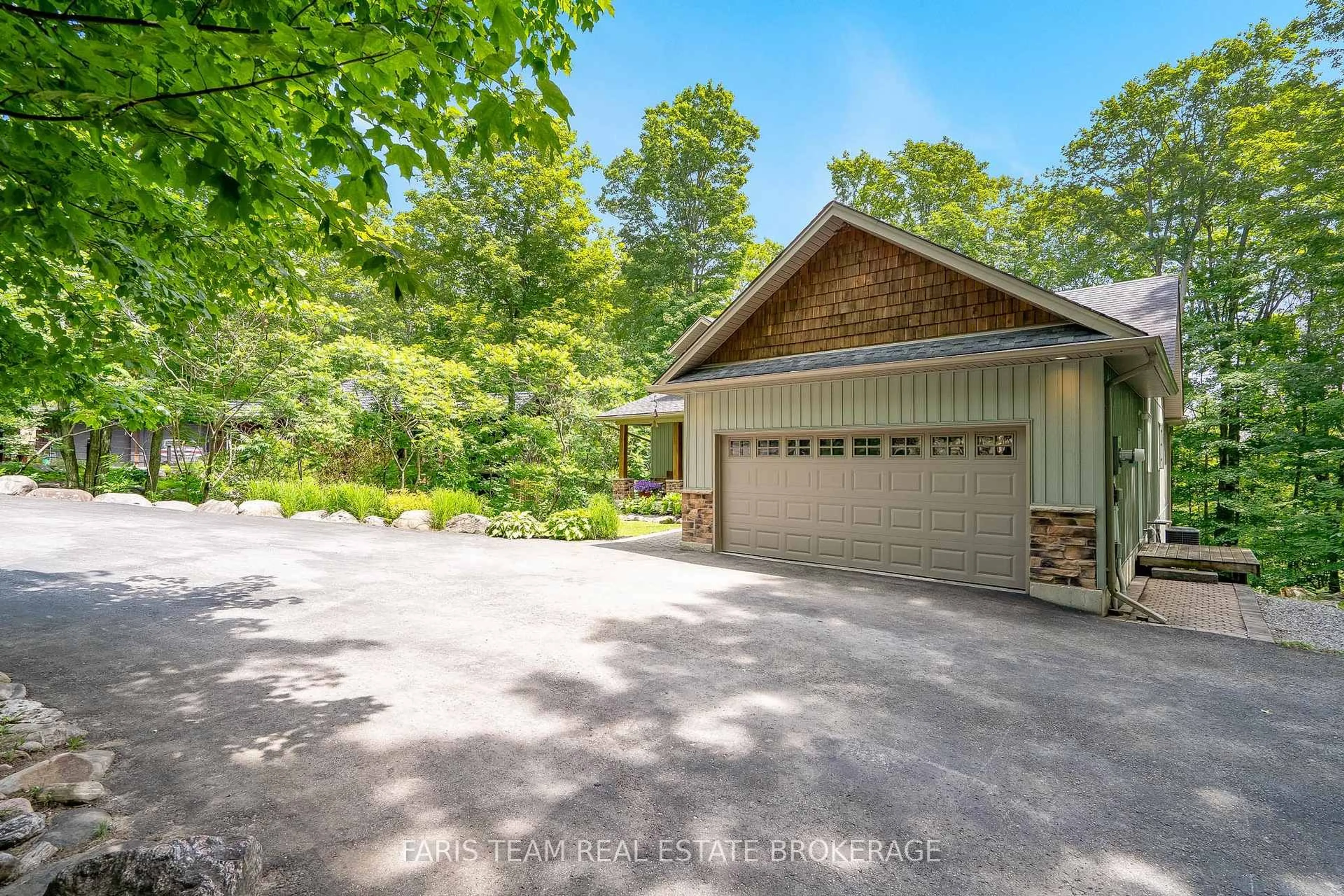 A pic from outside/outdoor area/front of a property/back of a property/a pic from drone, unknown for 11 Snowshoe Tr, Oro-Medonte Ontario L0K 1N0