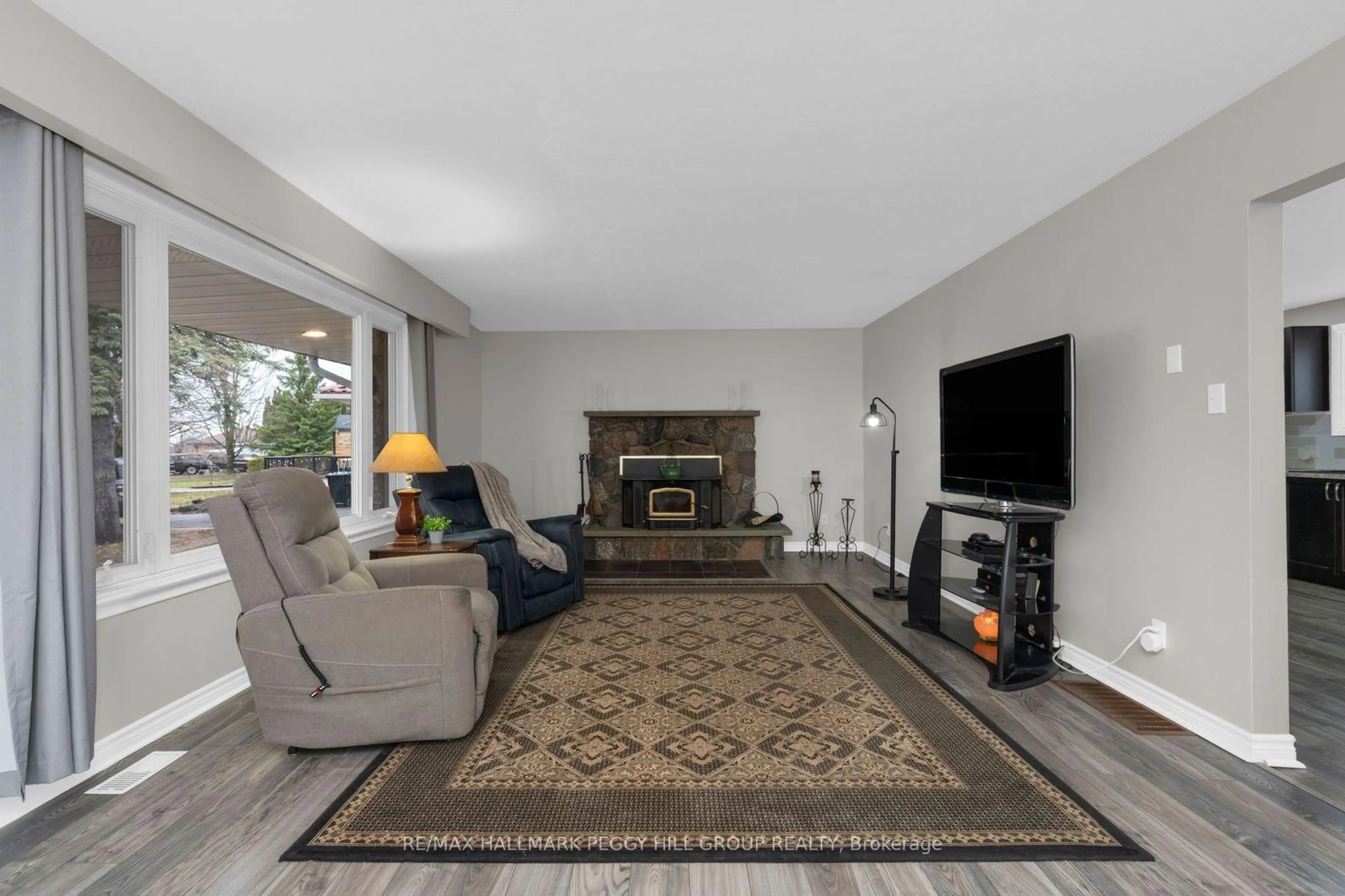 Living room with furniture, unknown for 201 Dodson Rd, Barrie Ontario L4N 4K2
