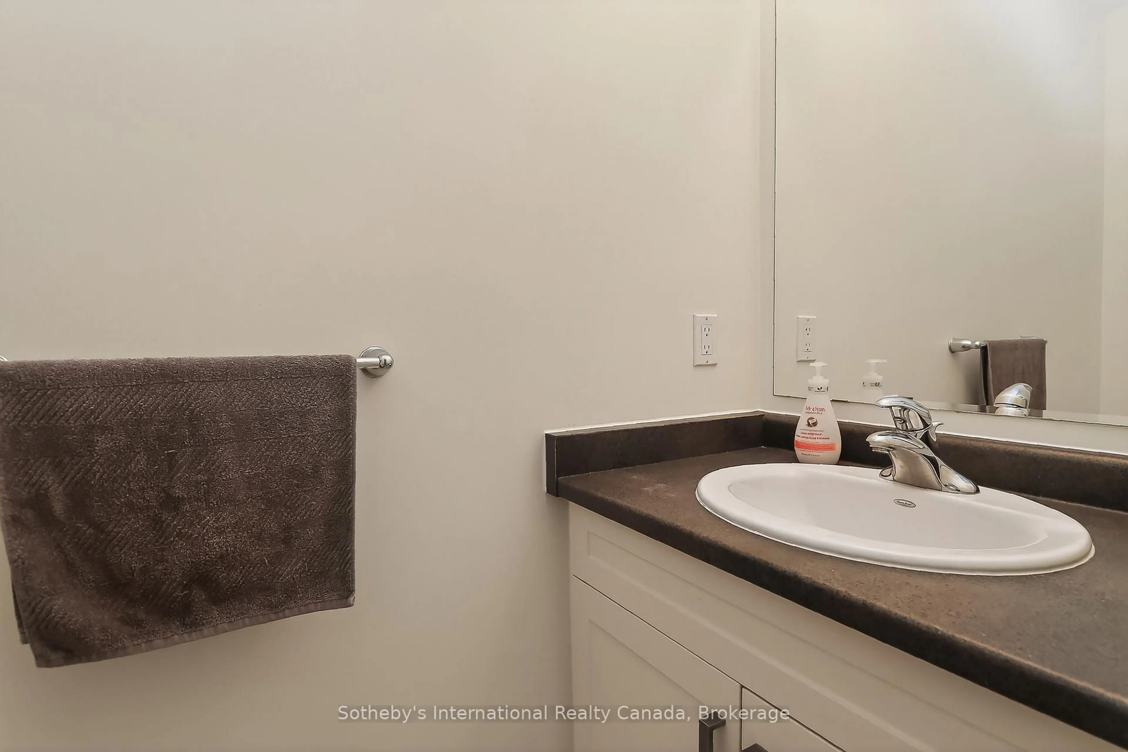 Standard bathroom, unknown for 49 Silver Glen Blvd, Collingwood Ontario L9Y 0G9