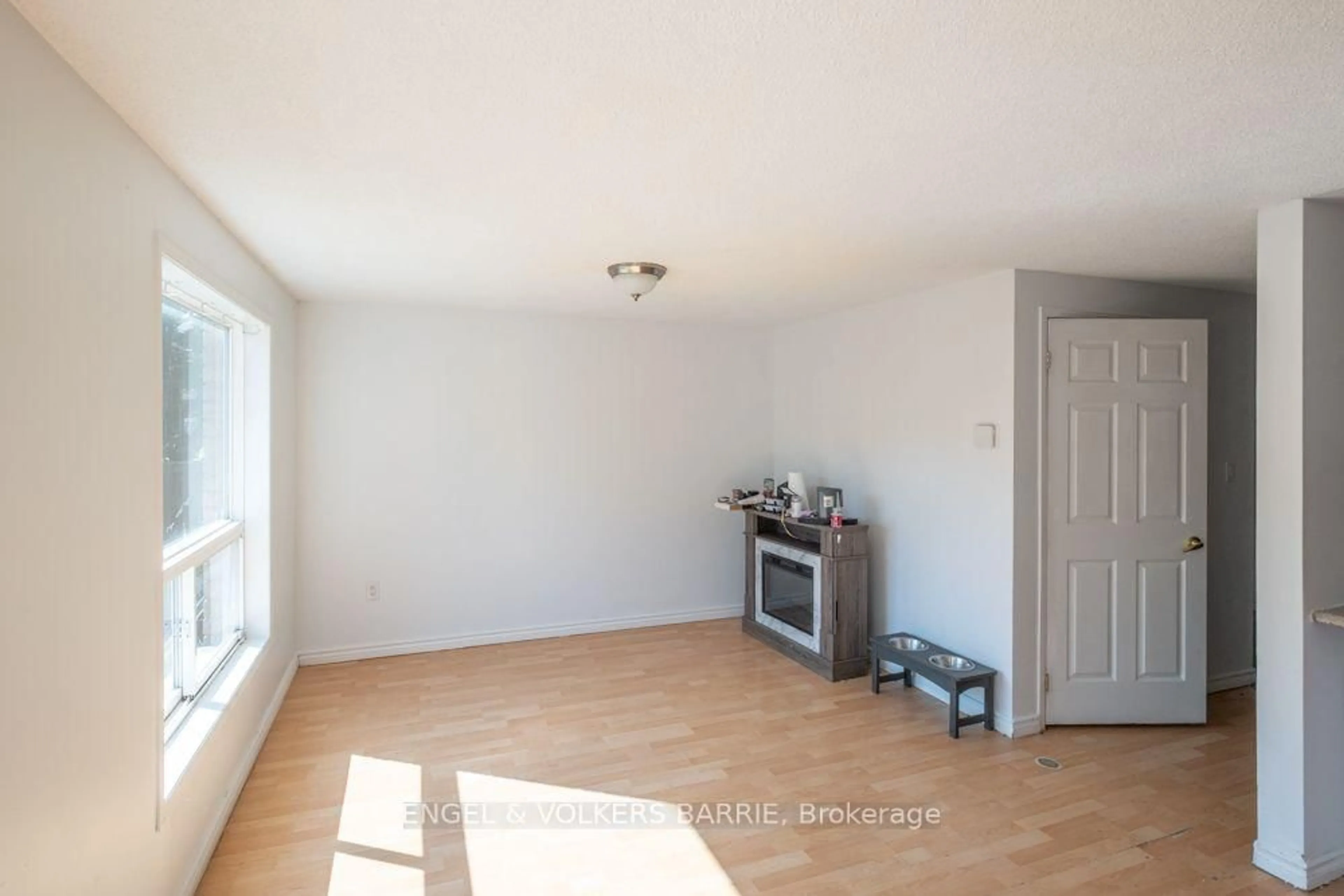 A pic of a room for 92 Lee Cres, Barrie Ontario L4N 9Z1