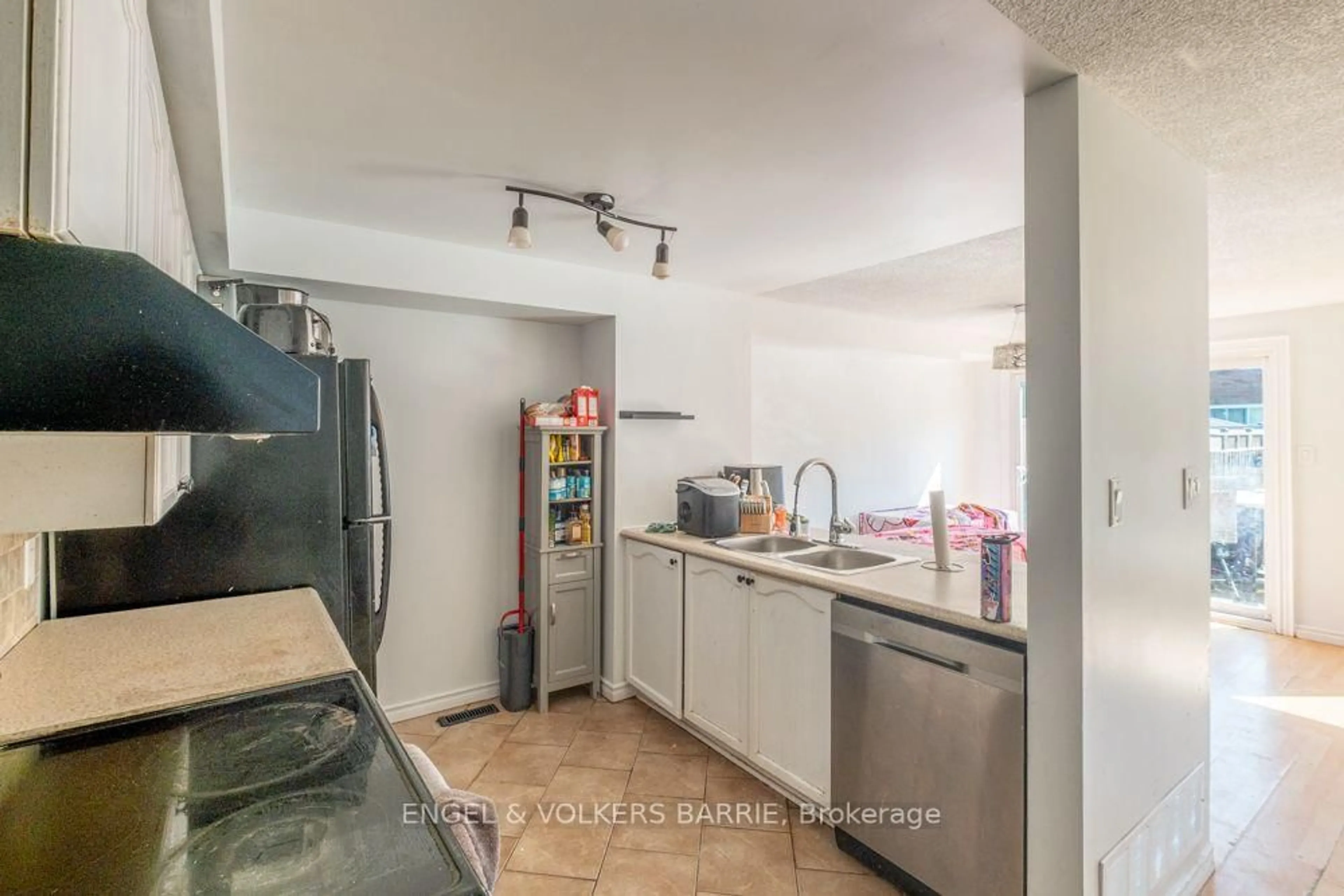 Standard kitchen, unknown for 92 Lee Cres, Barrie Ontario L4N 9Z1