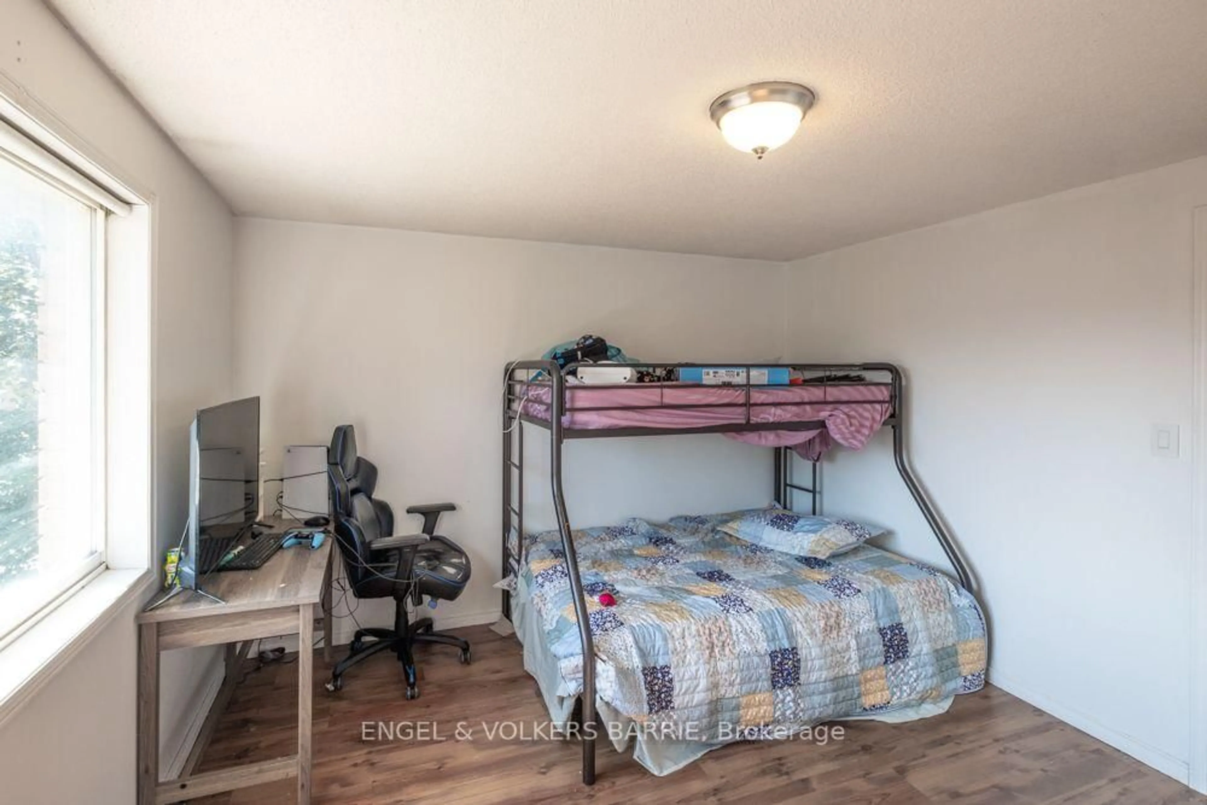 A pic of a room for 92 Lee Cres, Barrie Ontario L4N 9Z1