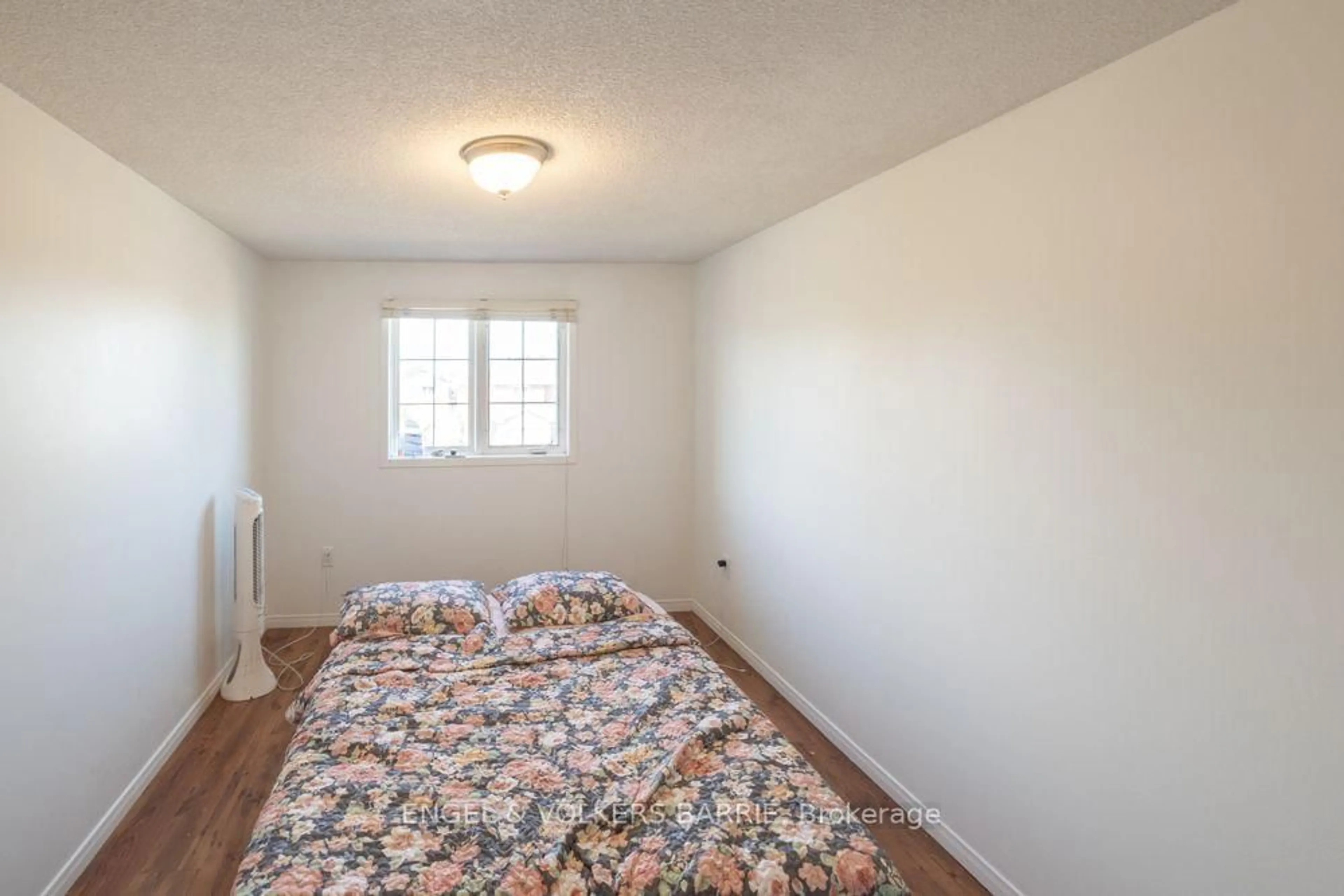 A pic of a room for 92 Lee Cres, Barrie Ontario L4N 9Z1