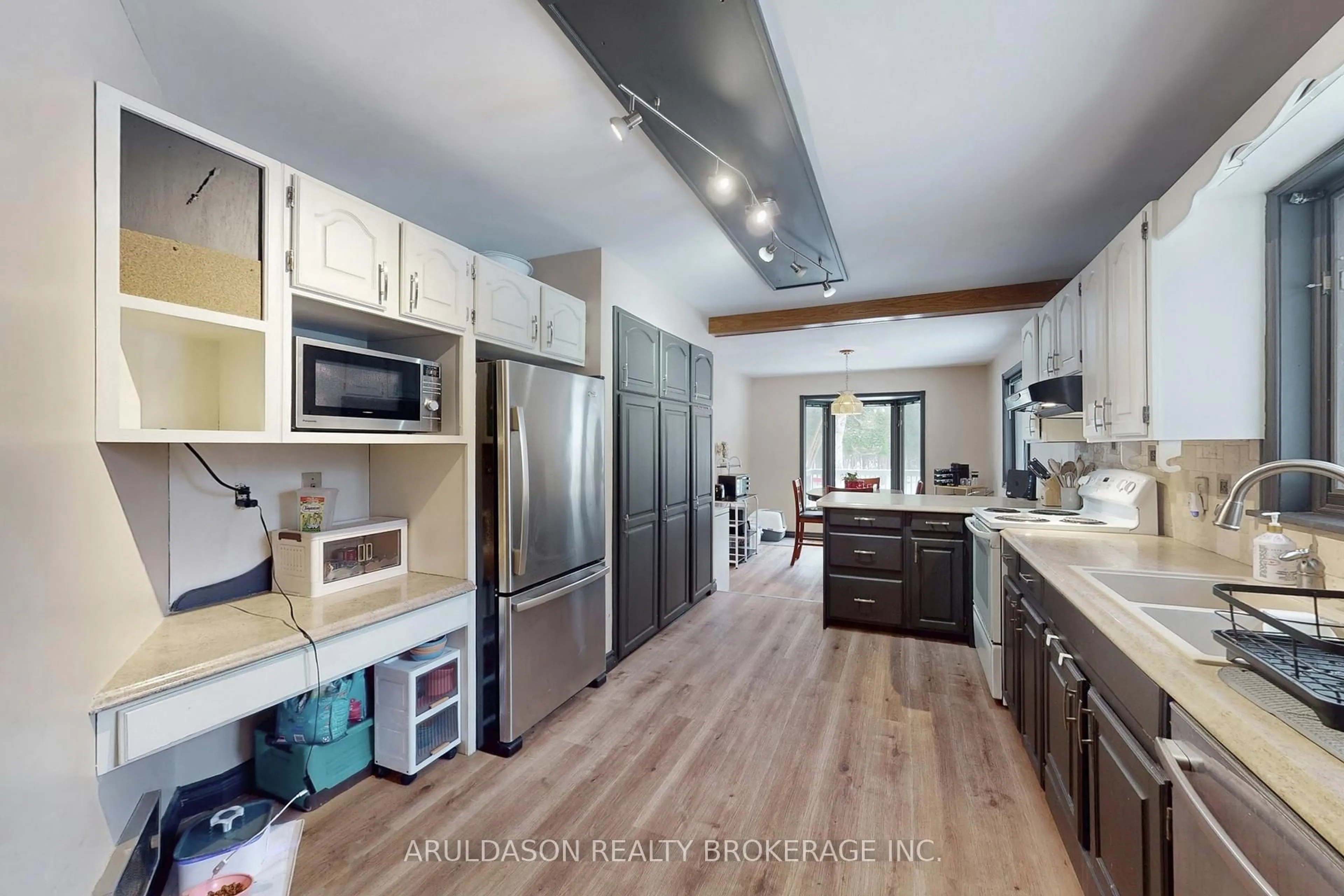 Open concept kitchen, unknown for 1208 Birchcliffe Cres, Severn Ontario L3V 6H4
