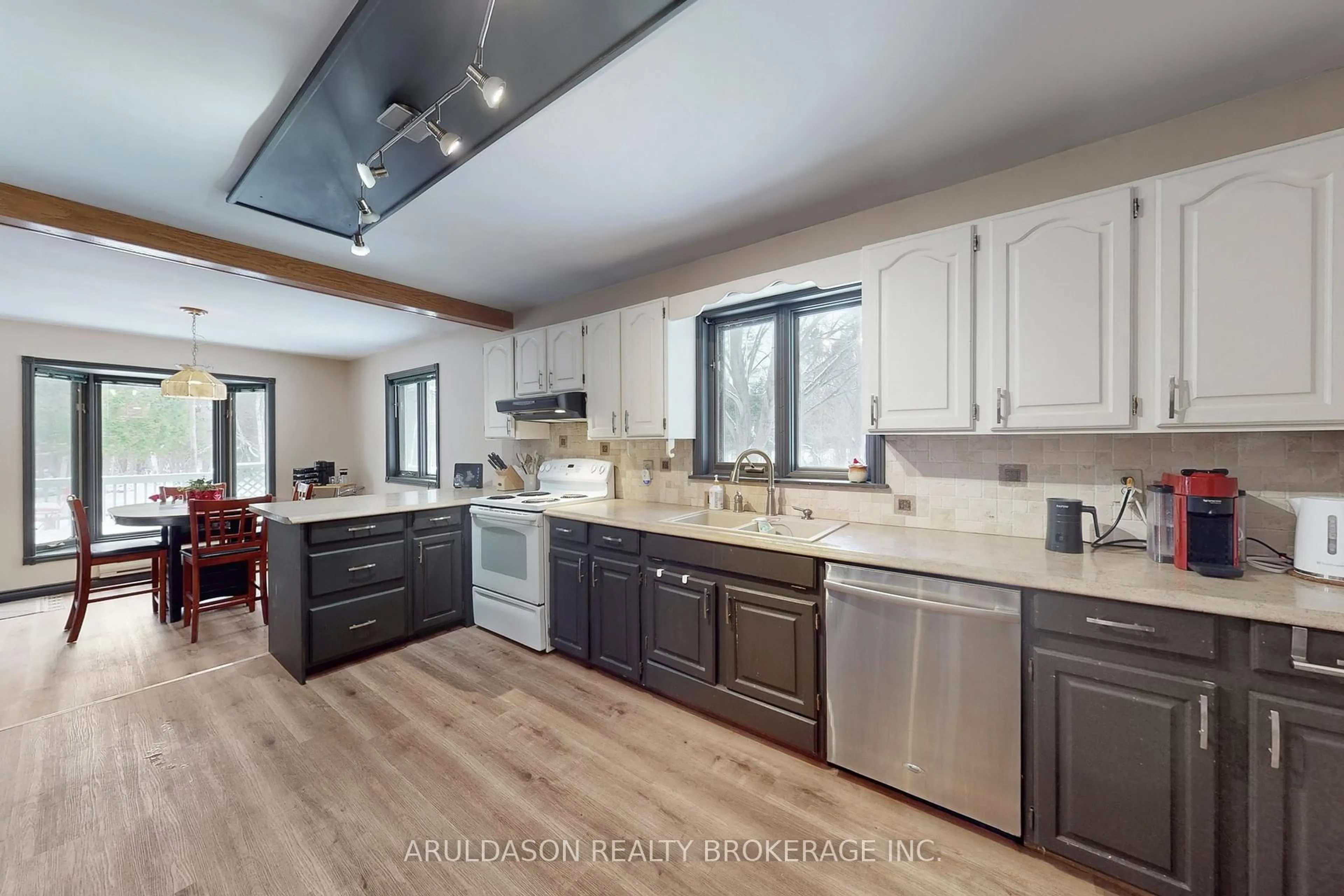 Open concept kitchen, unknown for 1208 Birchcliffe Cres, Severn Ontario L3V 6H4