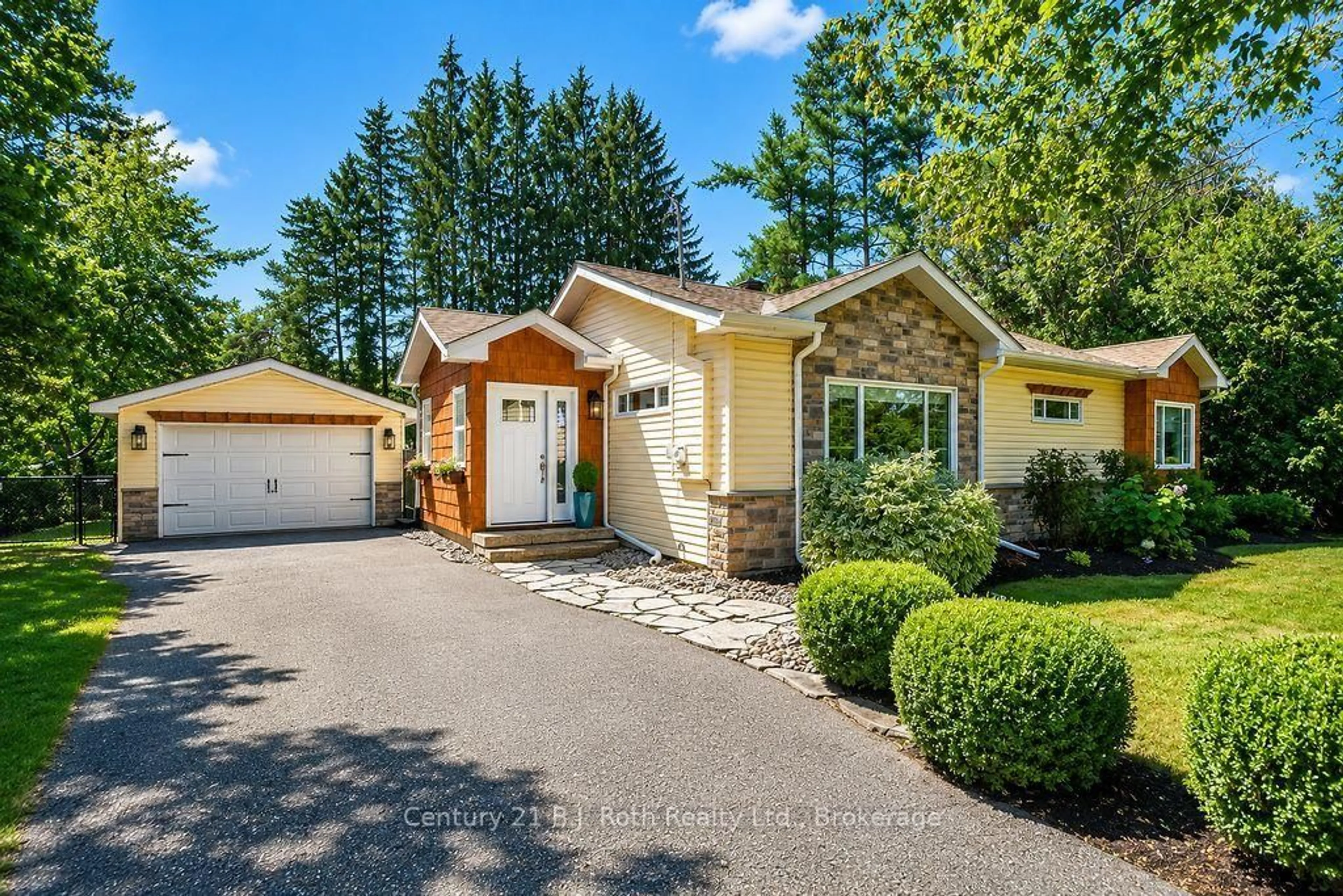 Home with vinyl exterior material, street for 74 Bass Line, Oro-Medonte Ontario L3V 0J9