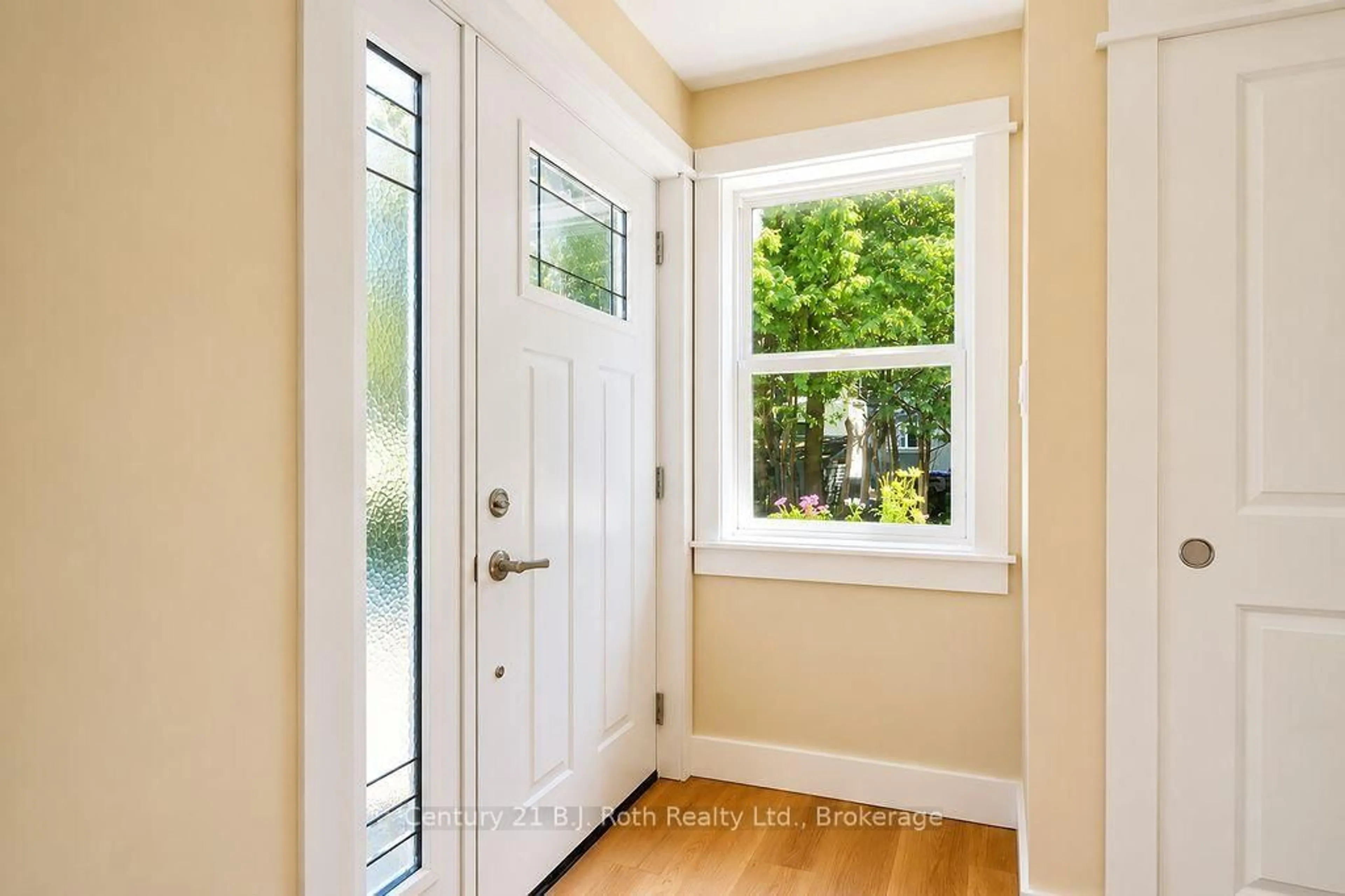 Indoor entryway for 74 Bass Line, Oro-Medonte Ontario L3V 0J9