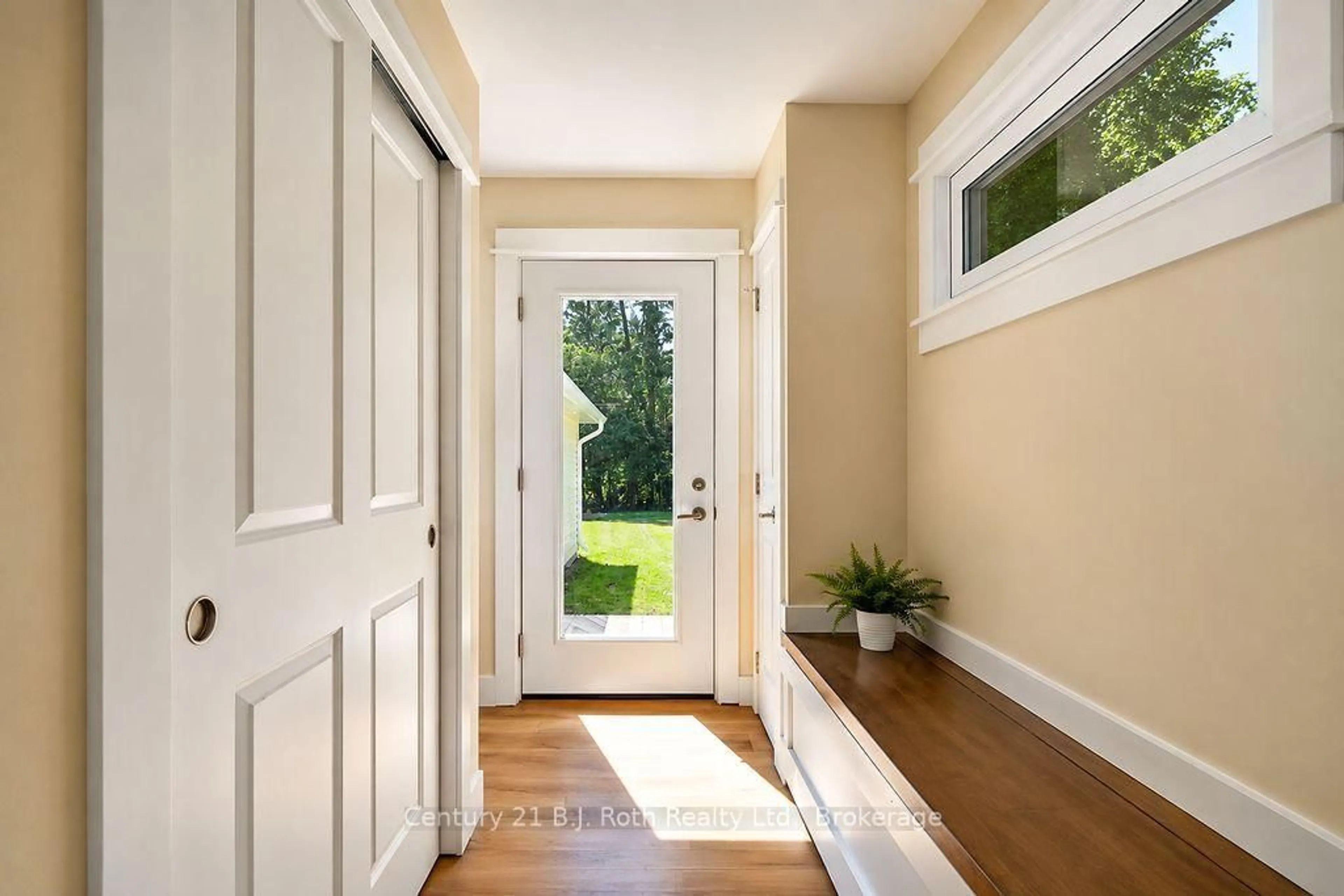Indoor entryway for 74 Bass Line, Oro-Medonte Ontario L3V 0J9
