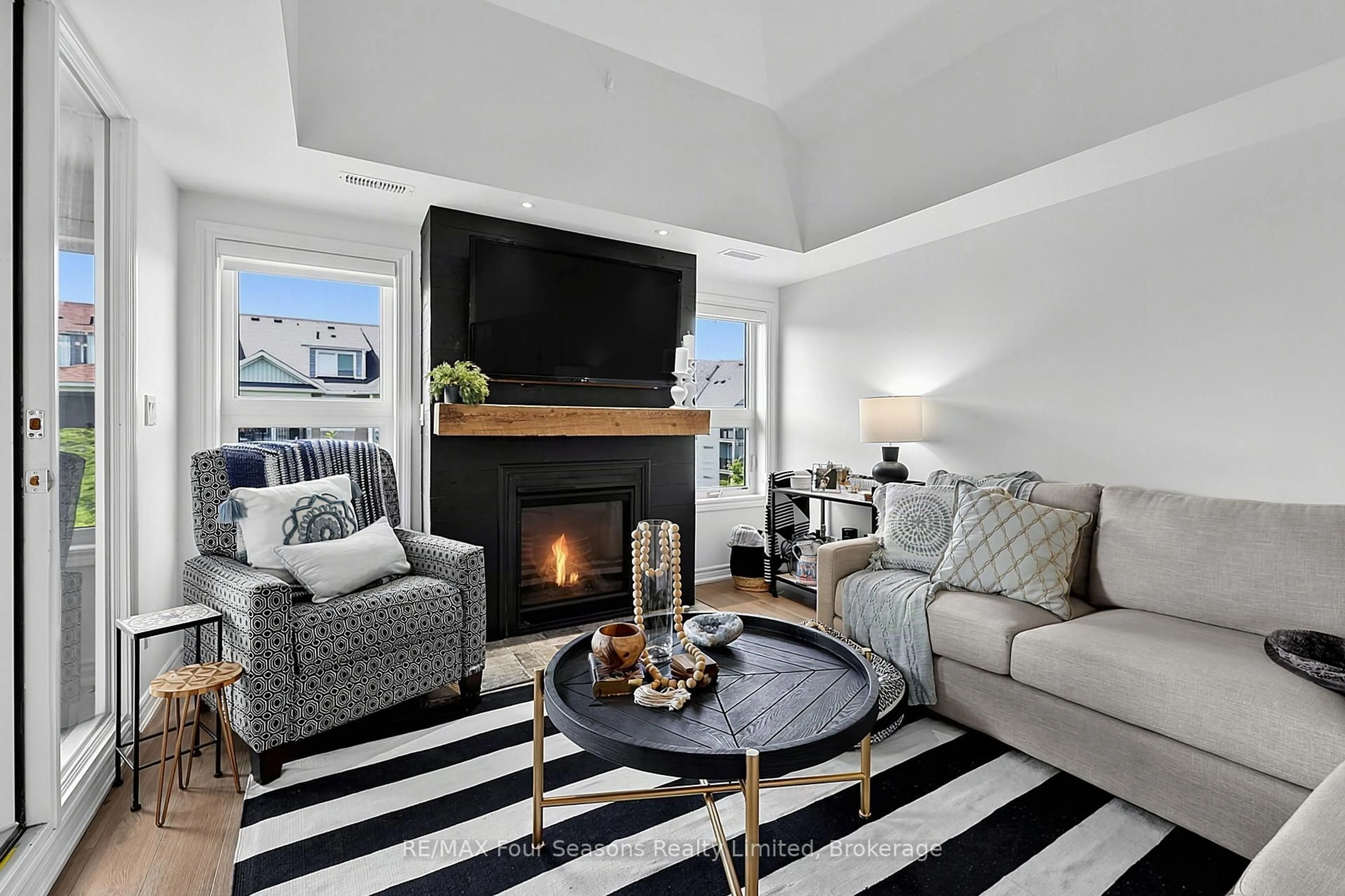 Living room with furniture, unknown for 4 Cove Crt #302, Collingwood Ontario L9Y 0Y6