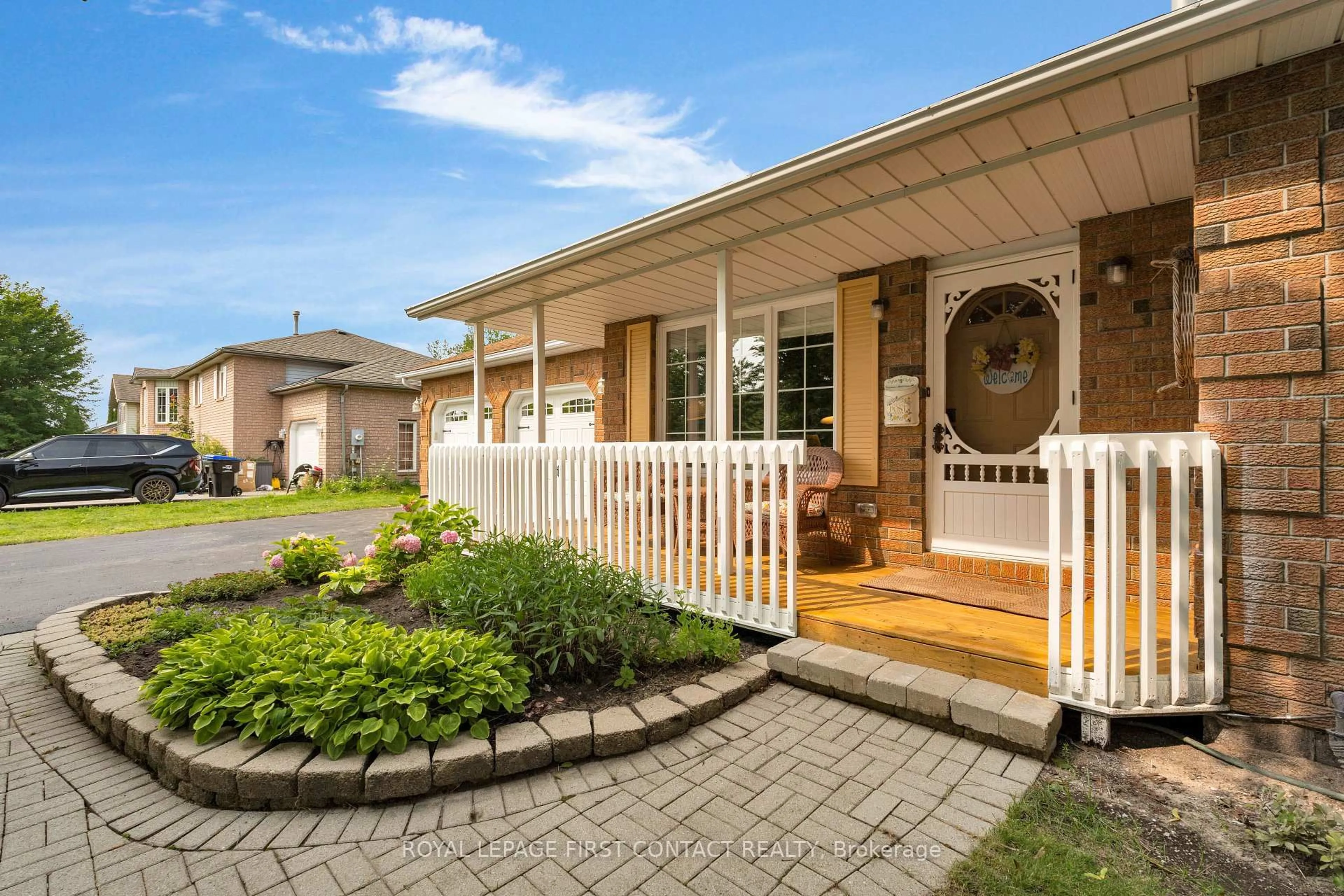 Home with vinyl exterior material, street for 22 Procee Circ, Oro-Medonte Ontario L4M 4Y8