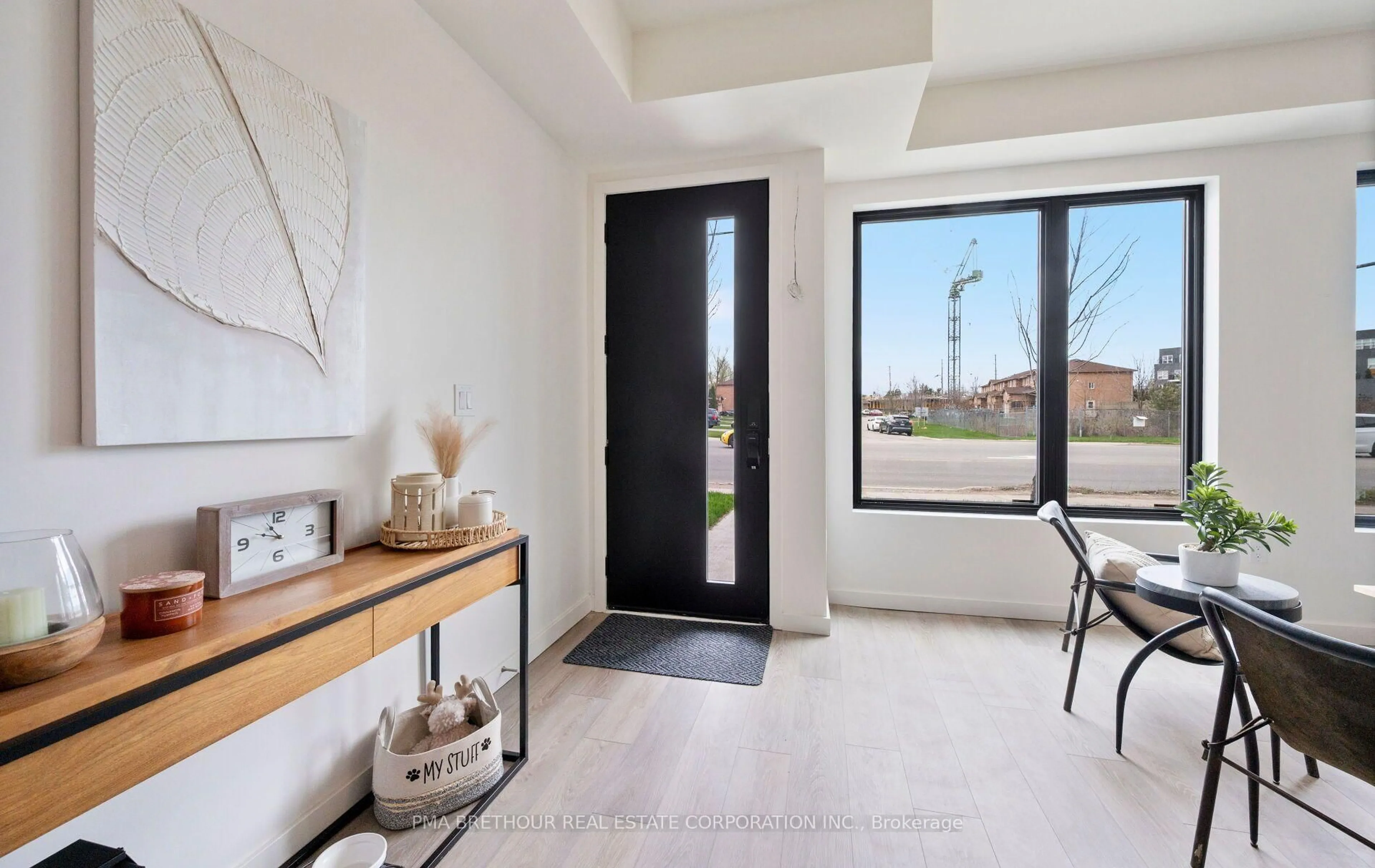 Indoor entryway for 17 Rainwater Lane, Barrie Ontario L4N 9J6