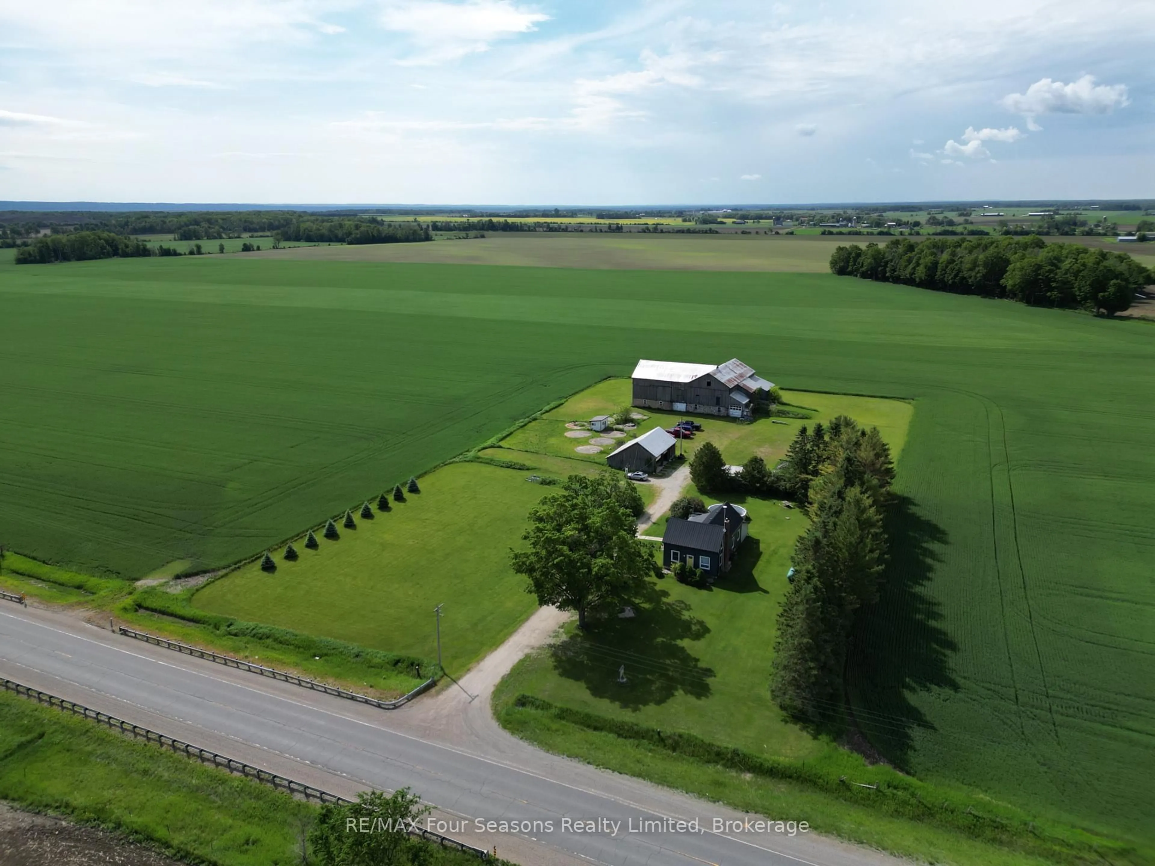 A pic from outside/outdoor area/front of a property/back of a property/a pic from drone, unknown for 5803 26 Highway, Clearview Ontario L0M 1S0