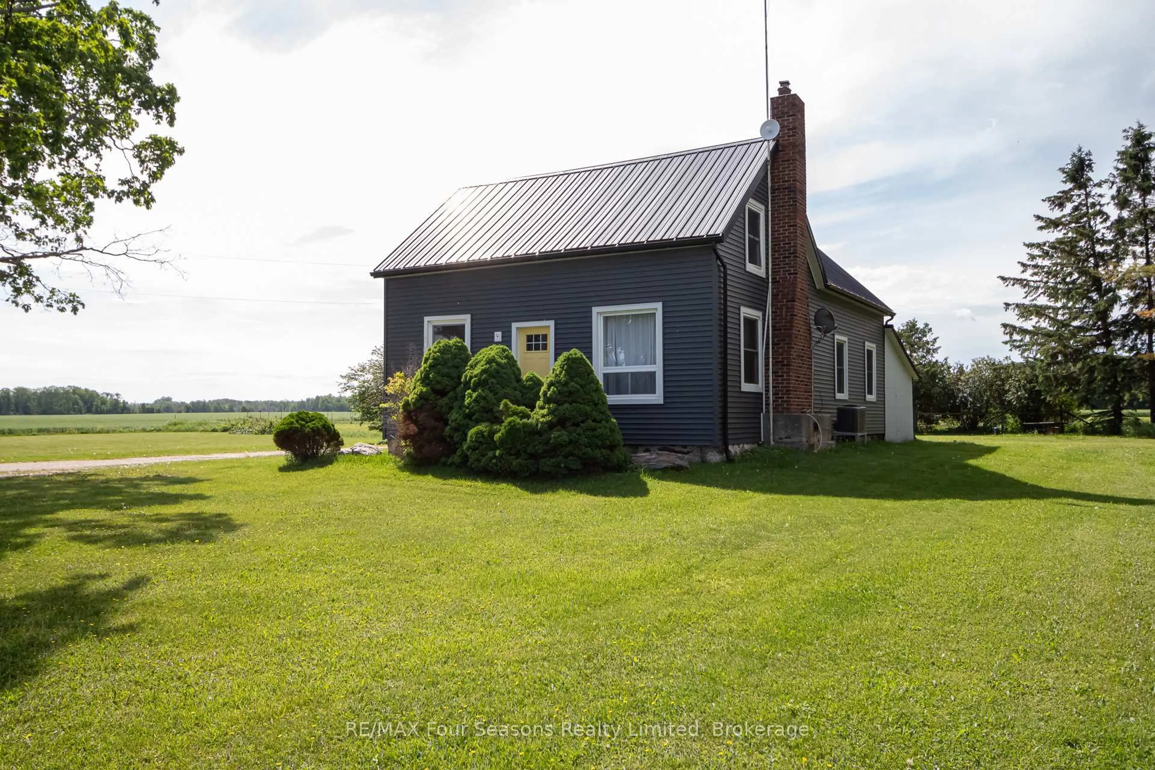A pic from outside/outdoor area/front of a property/back of a property/a pic from drone, building for 5803 26 Highway, Clearview Ontario L0M 1S0