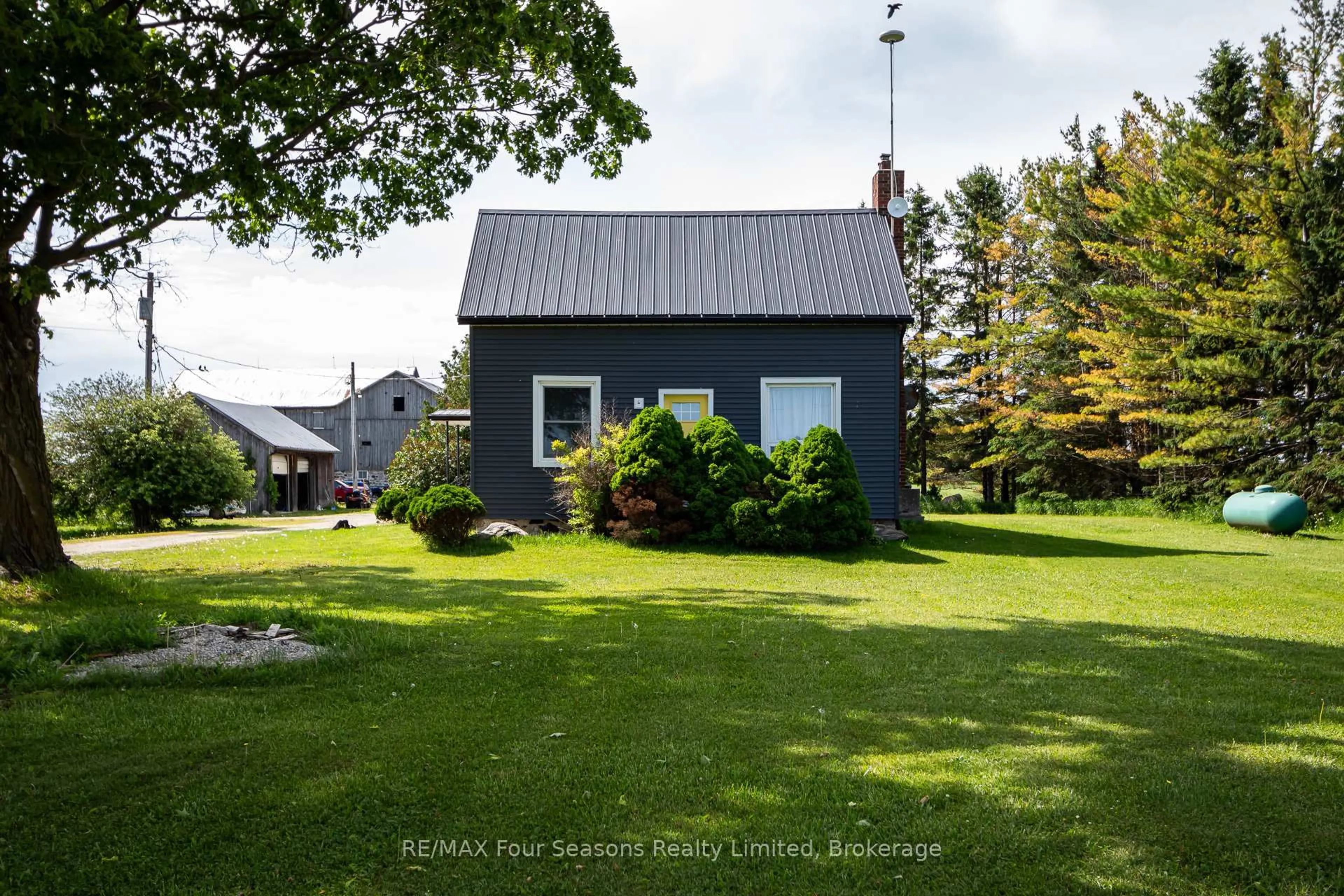A pic from outside/outdoor area/front of a property/back of a property/a pic from drone, street for 5803 26 Highway, Clearview Ontario L0M 1S0
