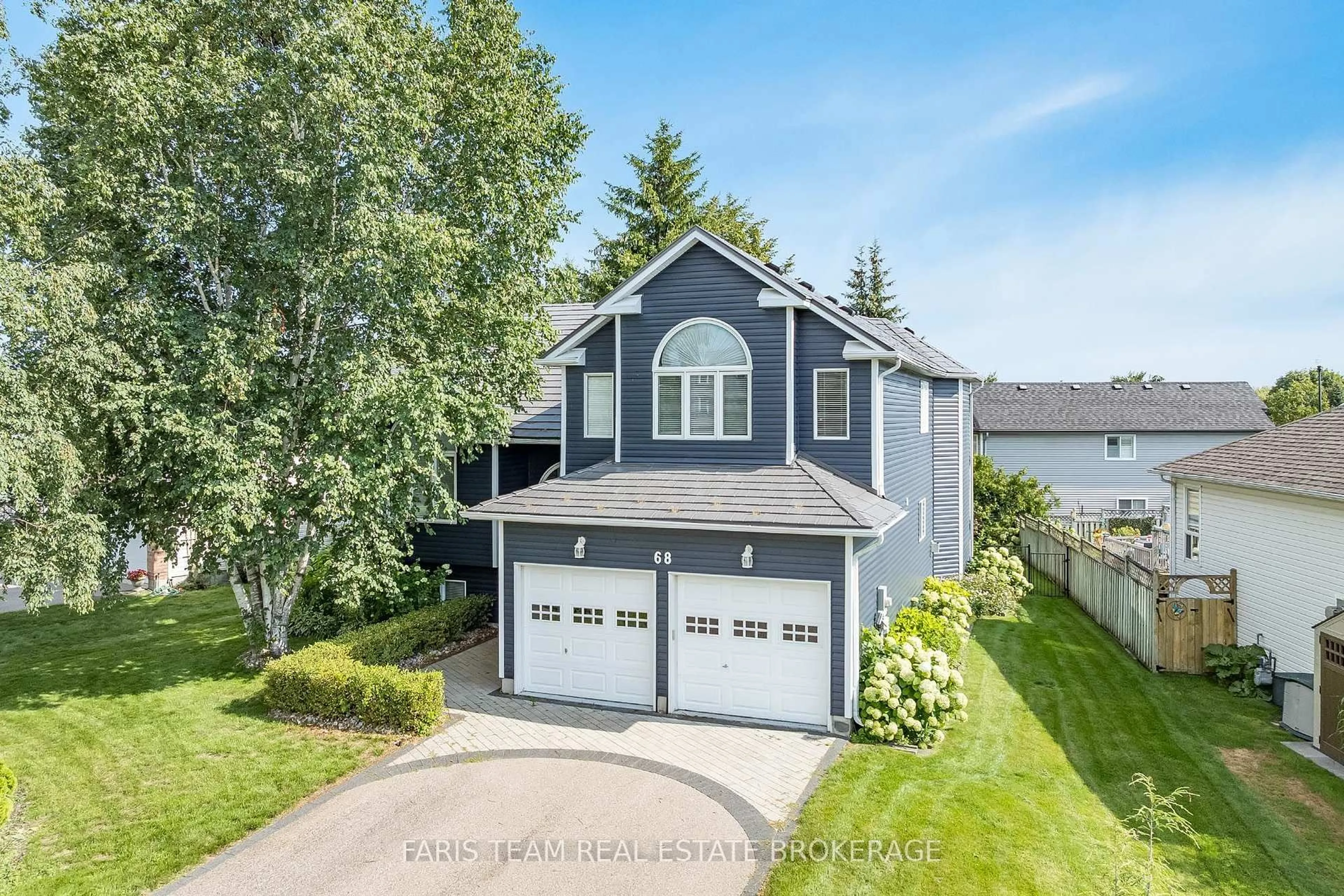 A pic from outside/outdoor area/front of a property/back of a property/a pic from drone, street for 68 Trott Blvd, Collingwood Ontario L9Y 5C1