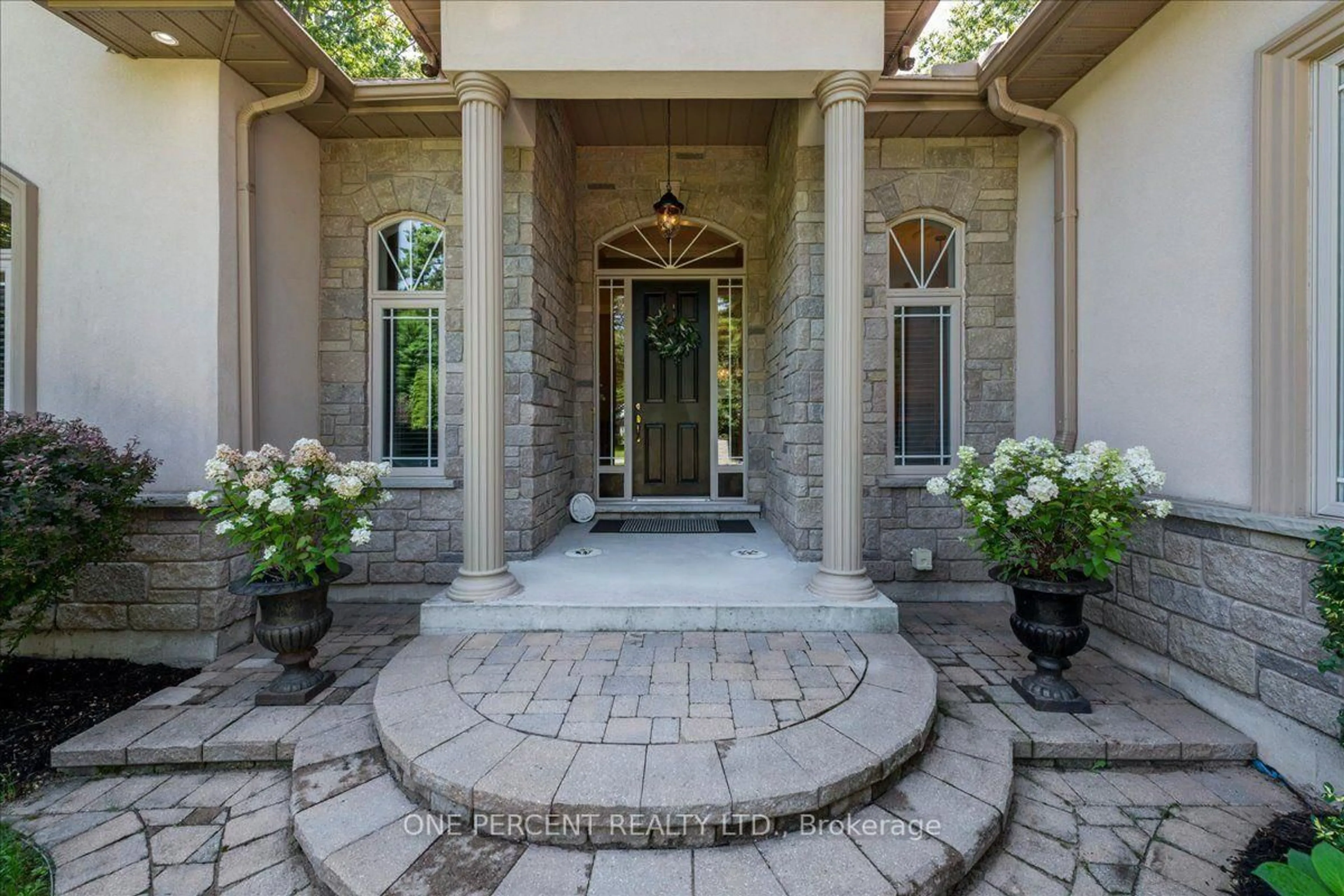 Indoor entryway for 9 Laddie Lane, Springwater Ontario L9X 0C3