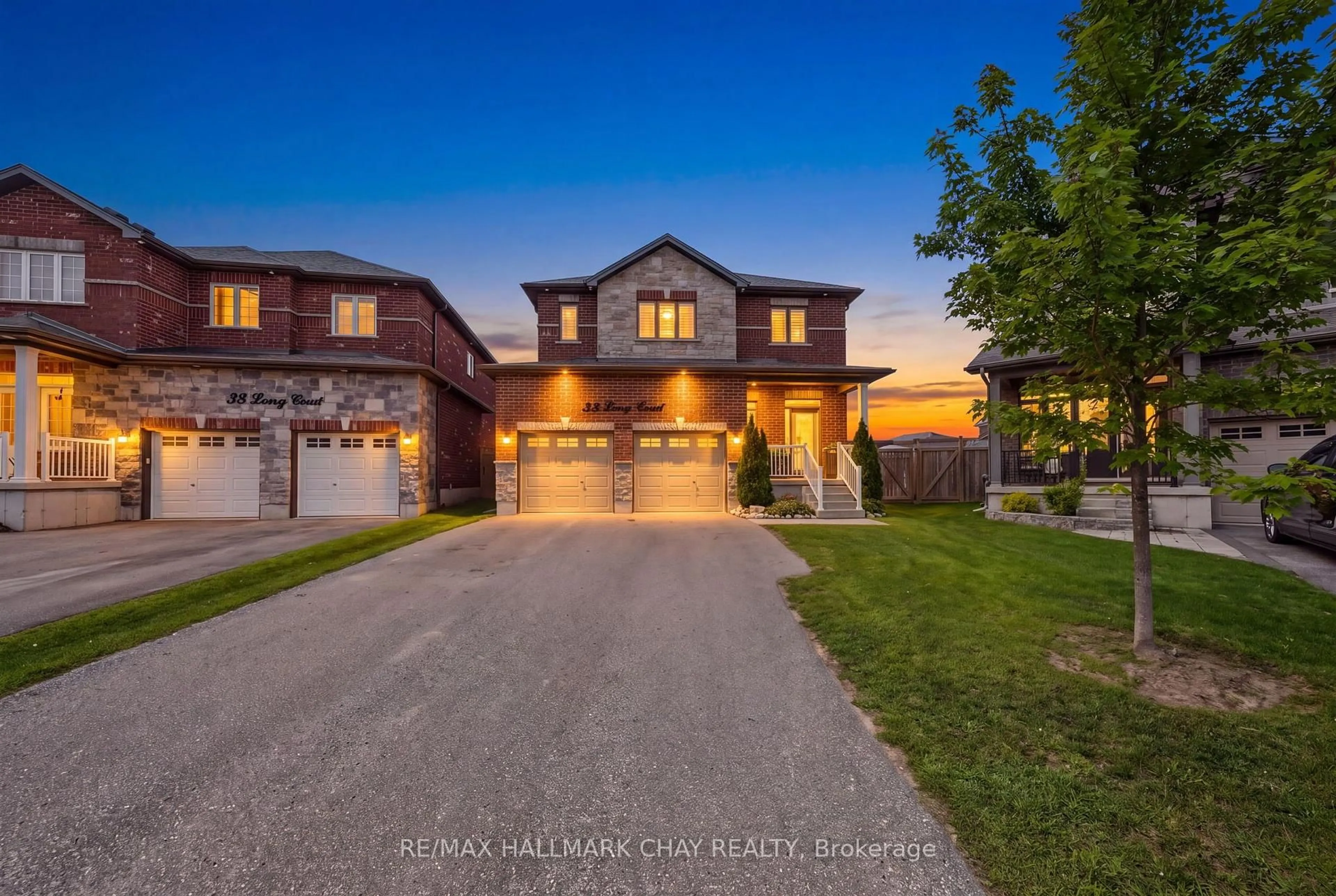 A pic from outside/outdoor area/front of a property/back of a property/a pic from drone, street for 36 Lowry Crt, Barrie Ontario L4N 7N3