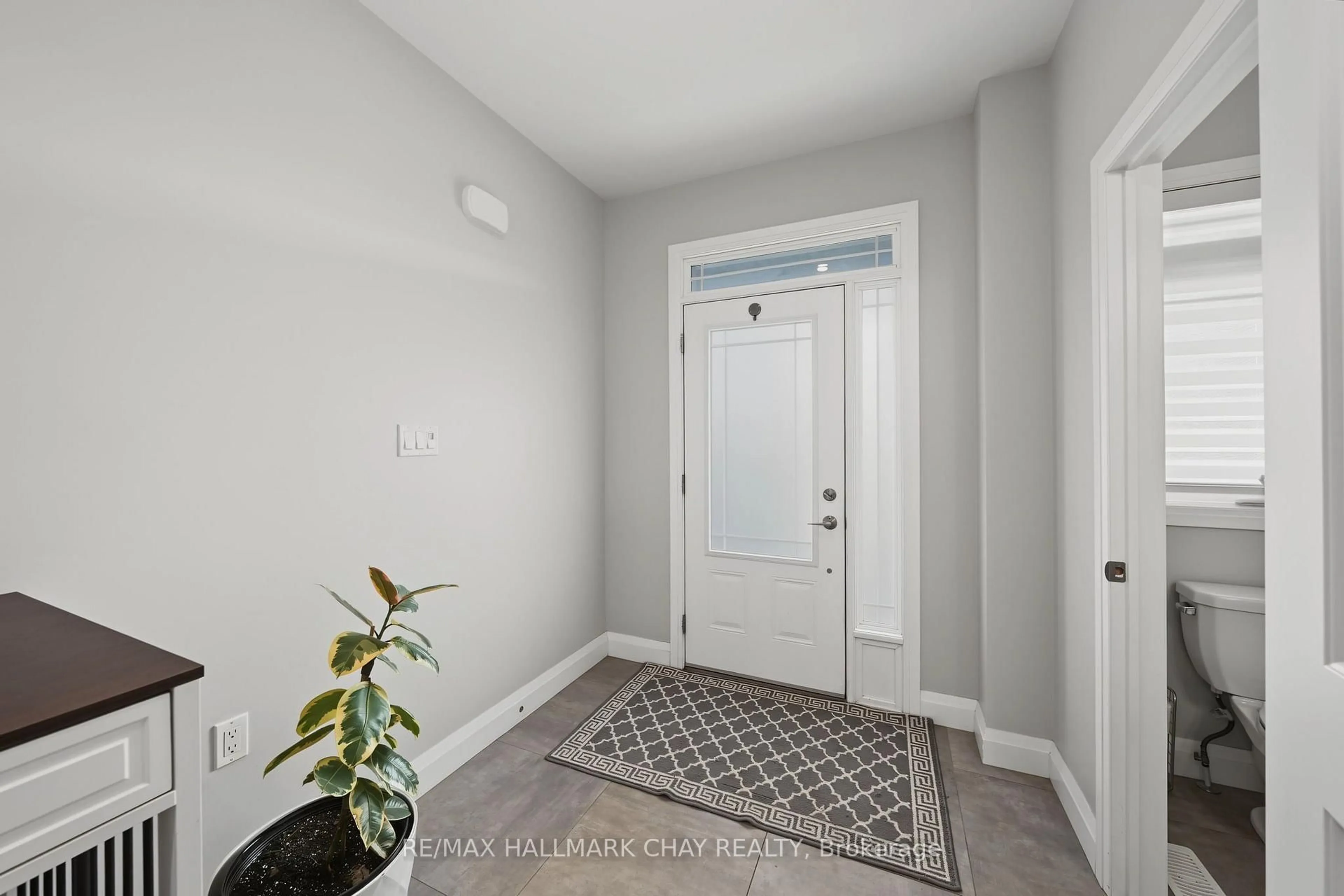 Indoor entryway for 36 Lowry Crt, Barrie Ontario L4N 7N3