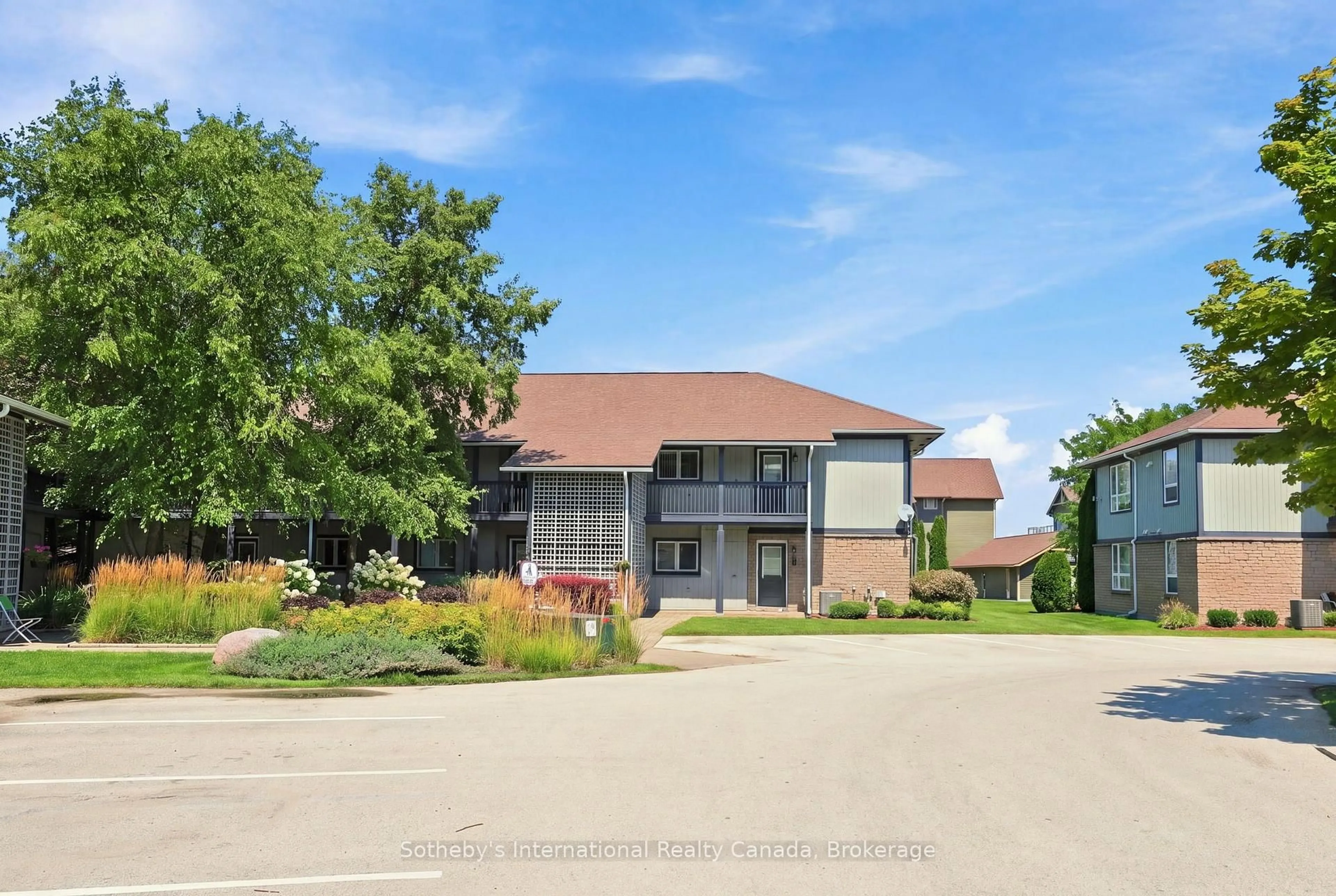 Indoor foyer for 464 Mariners Way, Collingwood Ontario L9Y 5C7