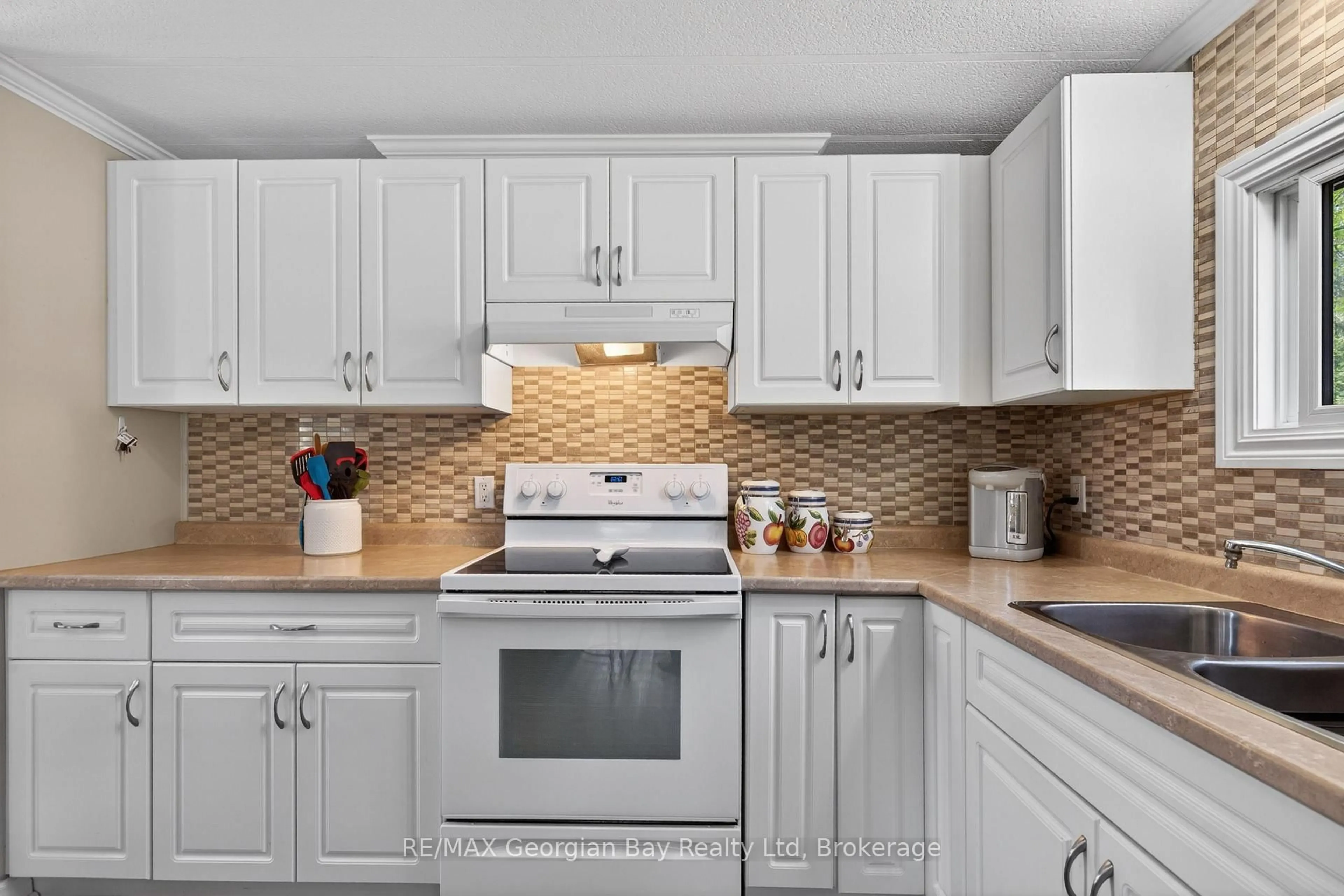 Standard kitchen, unknown for 5263 Elliott Sdrd #81, Tay Ontario L4R 4K3
