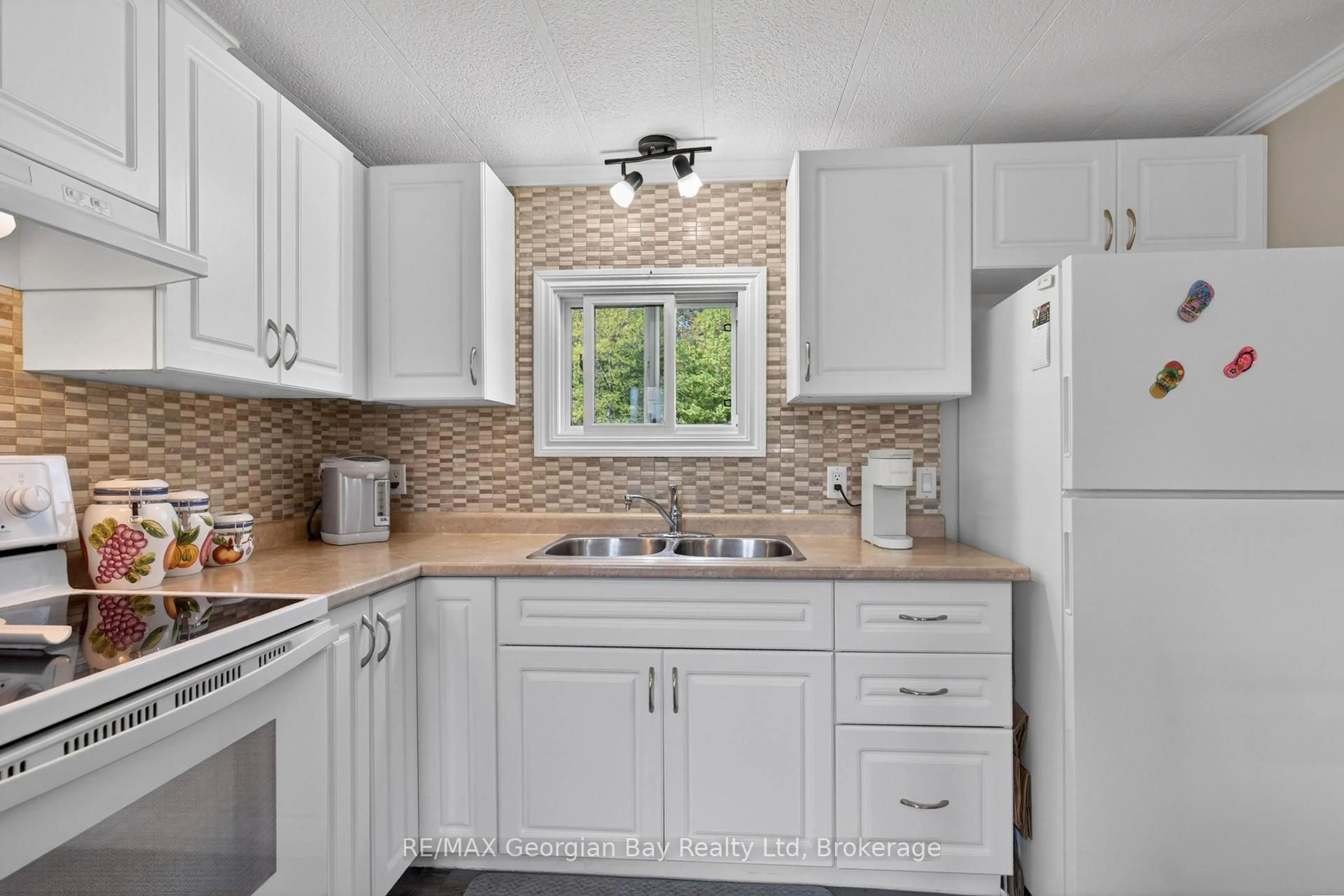 Standard kitchen, ceramic/tile floor for 5263 Elliott Sdrd #81, Tay Ontario L4R 4K3