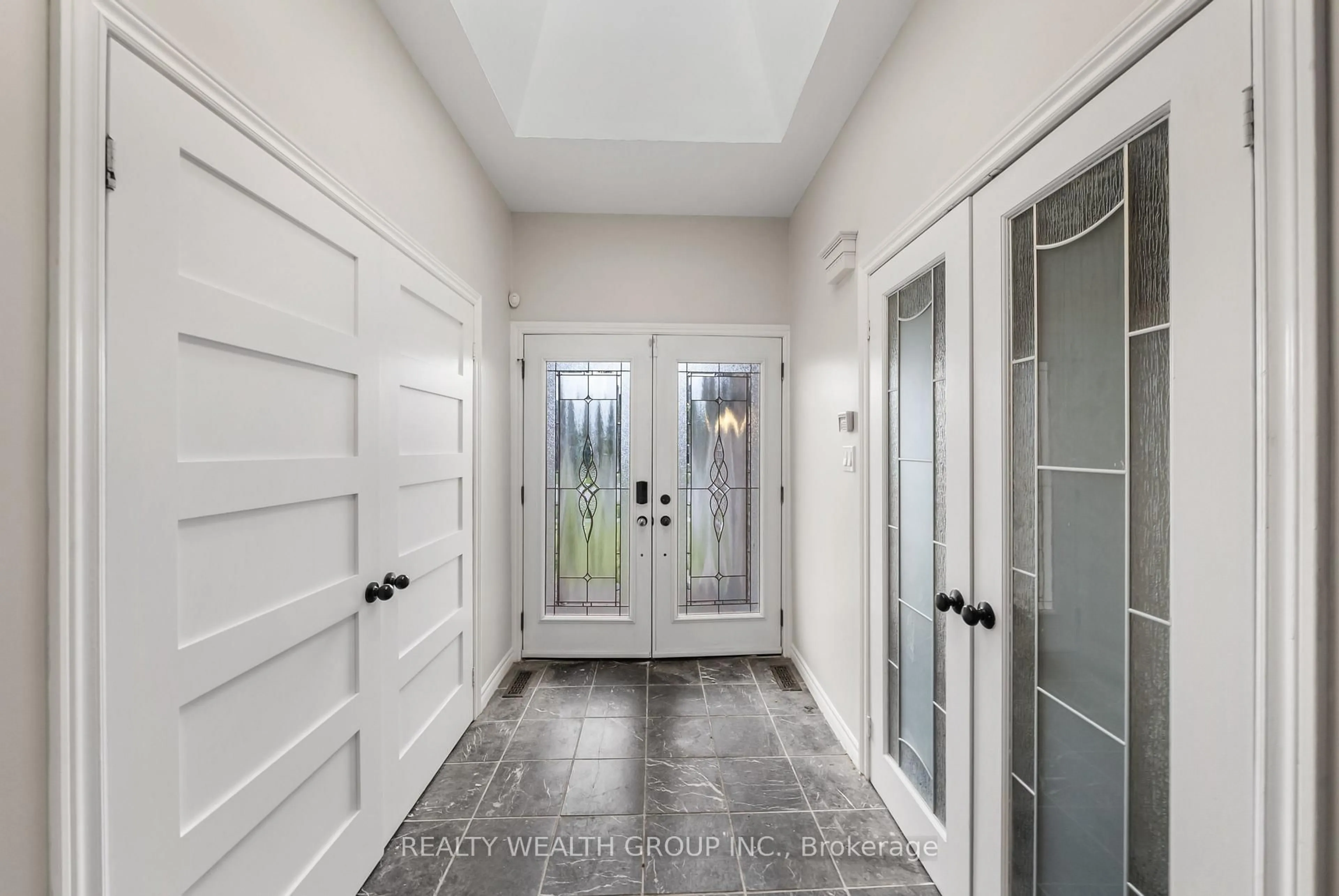 Indoor entryway for 514 Grove St, Barrie Ontario L4M 5Z2