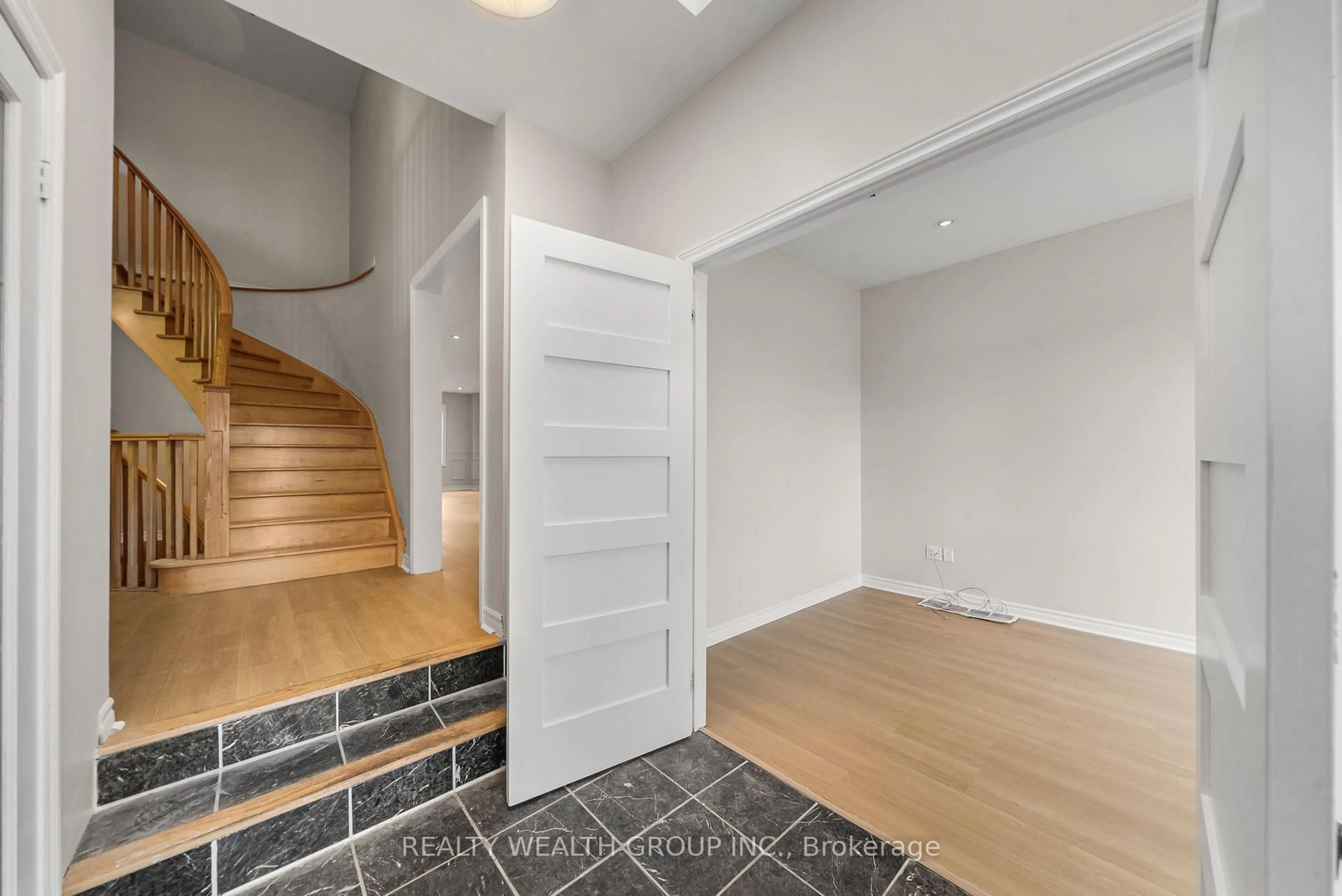Indoor entryway for 514 Grove St, Barrie Ontario L4M 5Z2