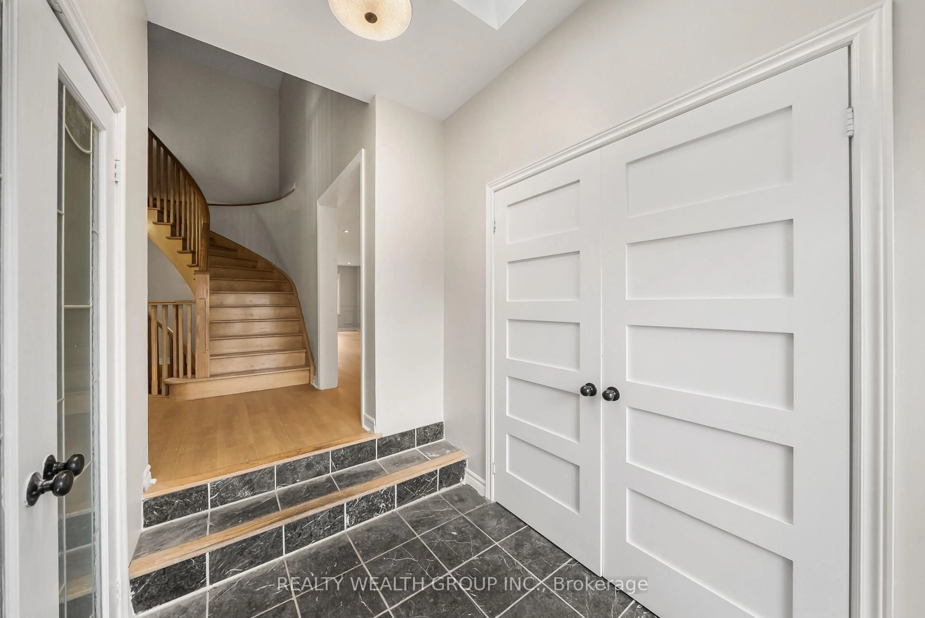Indoor entryway for 514 Grove St, Barrie Ontario L4M 5Z2