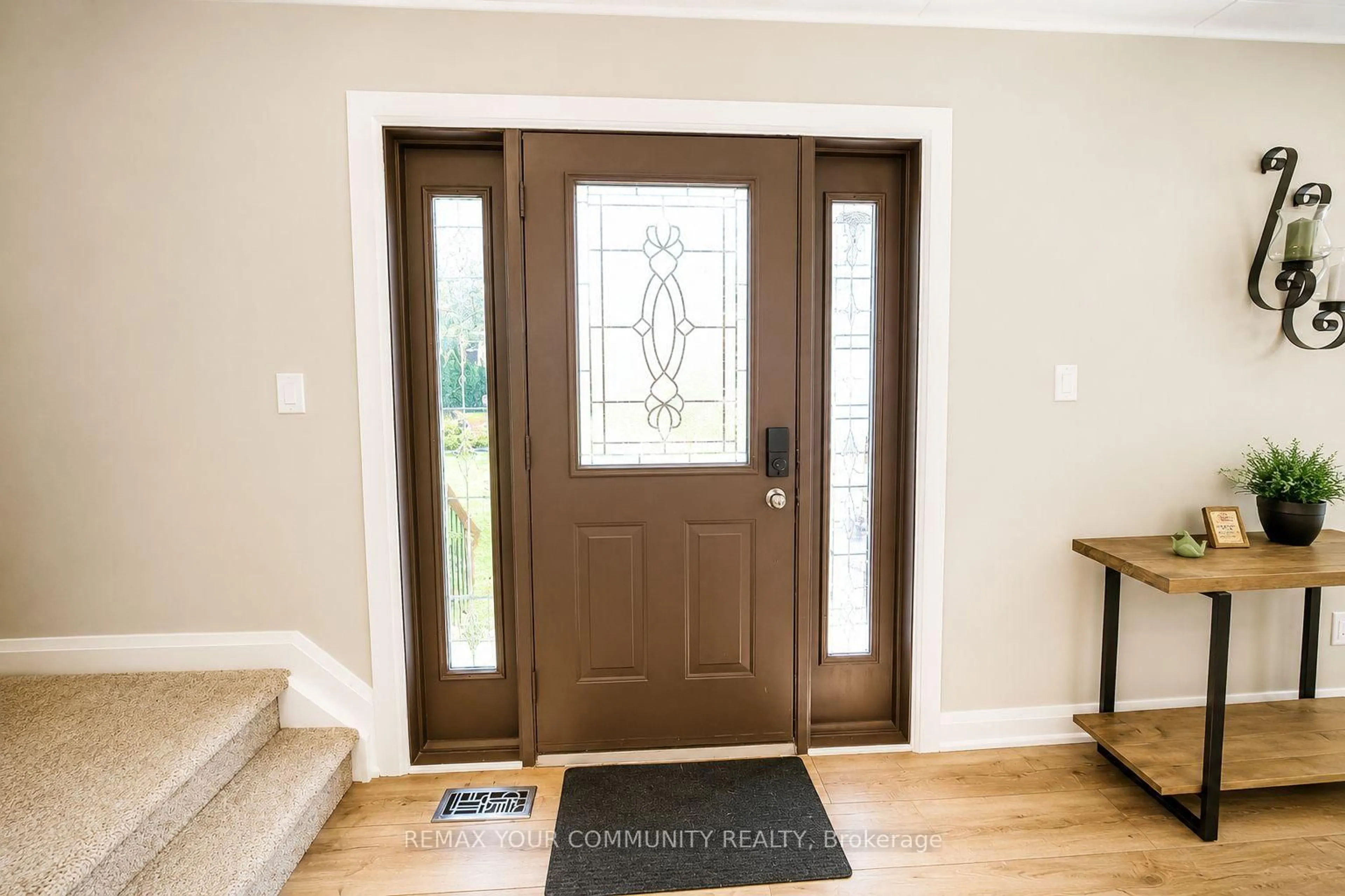Indoor entryway for 1138 Siesta Dr, Tiny Ontario L0L 1P1