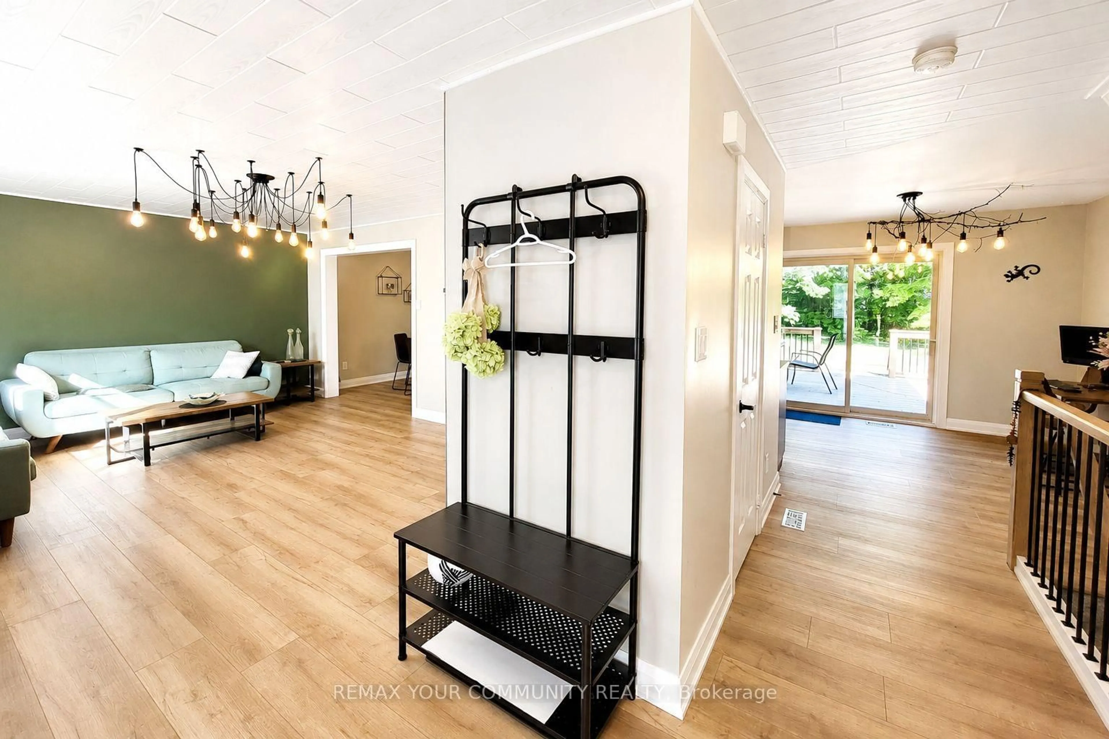 Indoor entryway for 1138 Siesta Dr, Tiny Ontario L0L 1P1