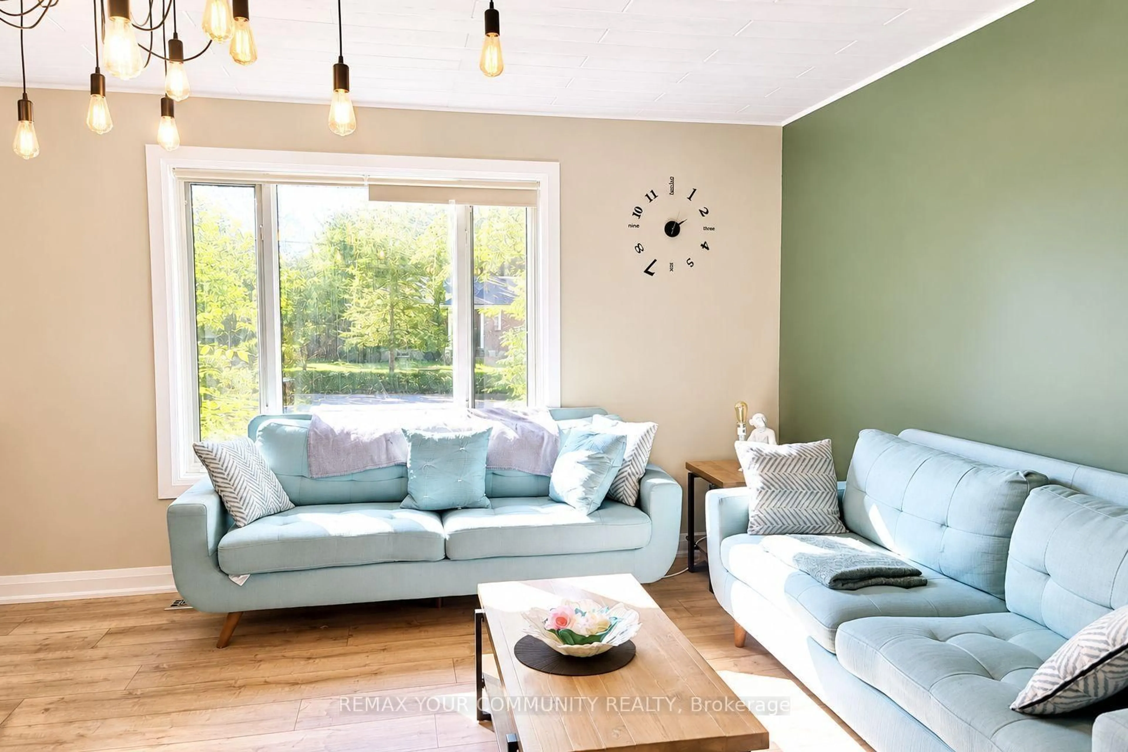 Living room with furniture, wood/laminate floor for 1138 Siesta Dr, Tiny Ontario L0L 1P1