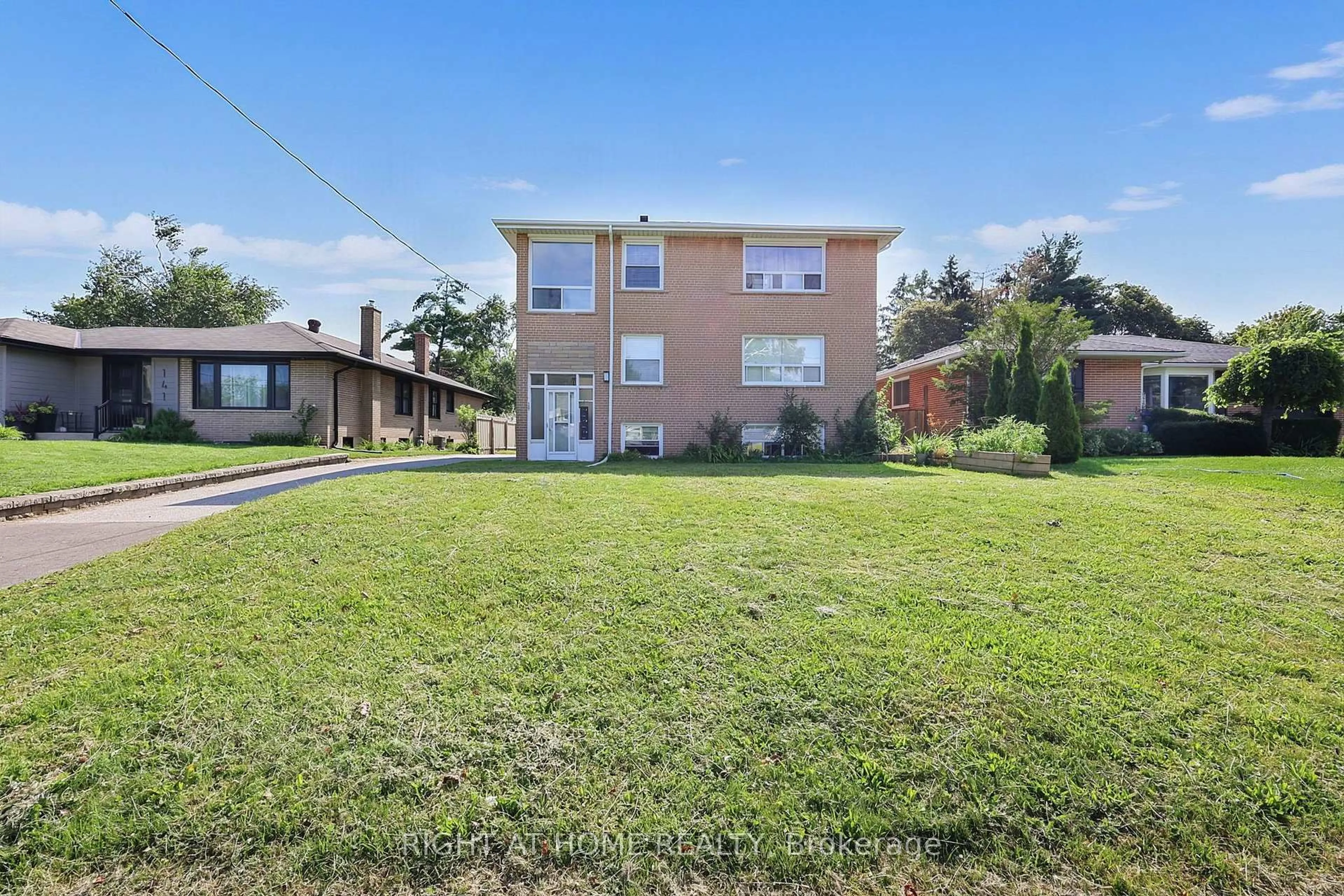 A pic from outside/outdoor area/front of a property/back of a property/a pic from drone, unknown for 137 Vancouver St, Barrie Ontario L4M 4M5