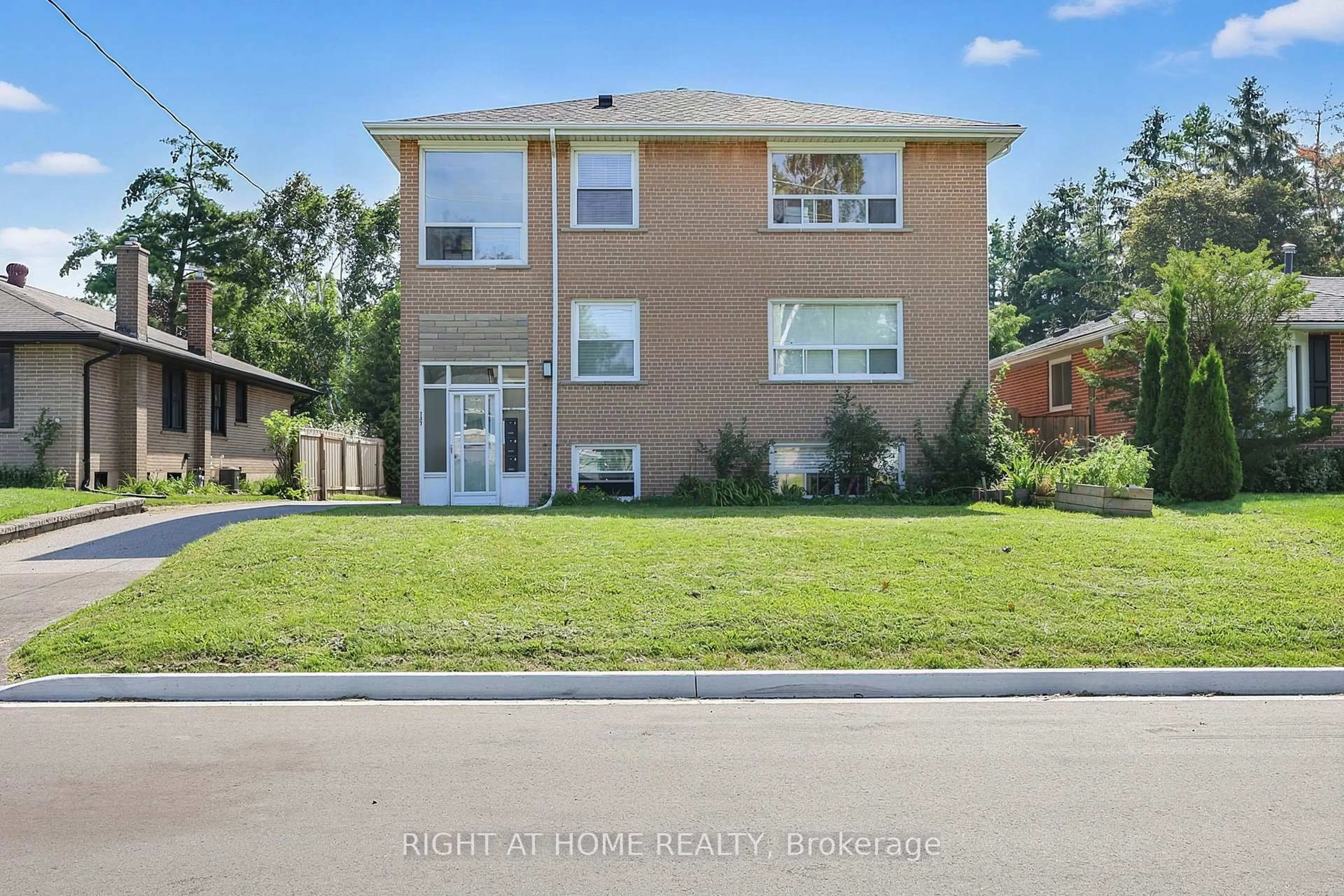 Home with brick exterior material, street for 137 Vancouver St, Barrie Ontario L4M 4M5