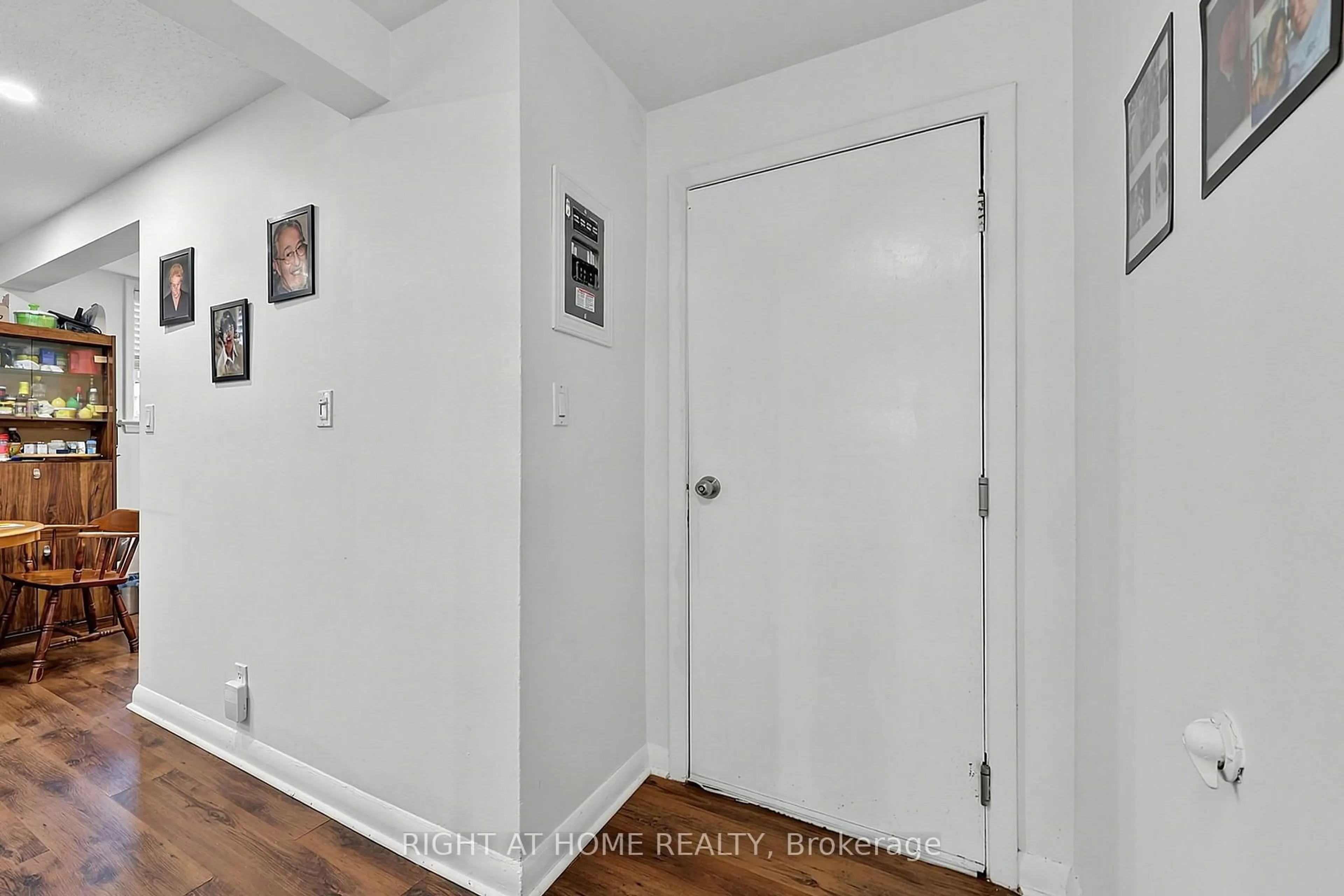 Indoor entryway for 137 Vancouver St, Barrie Ontario L4M 4M5