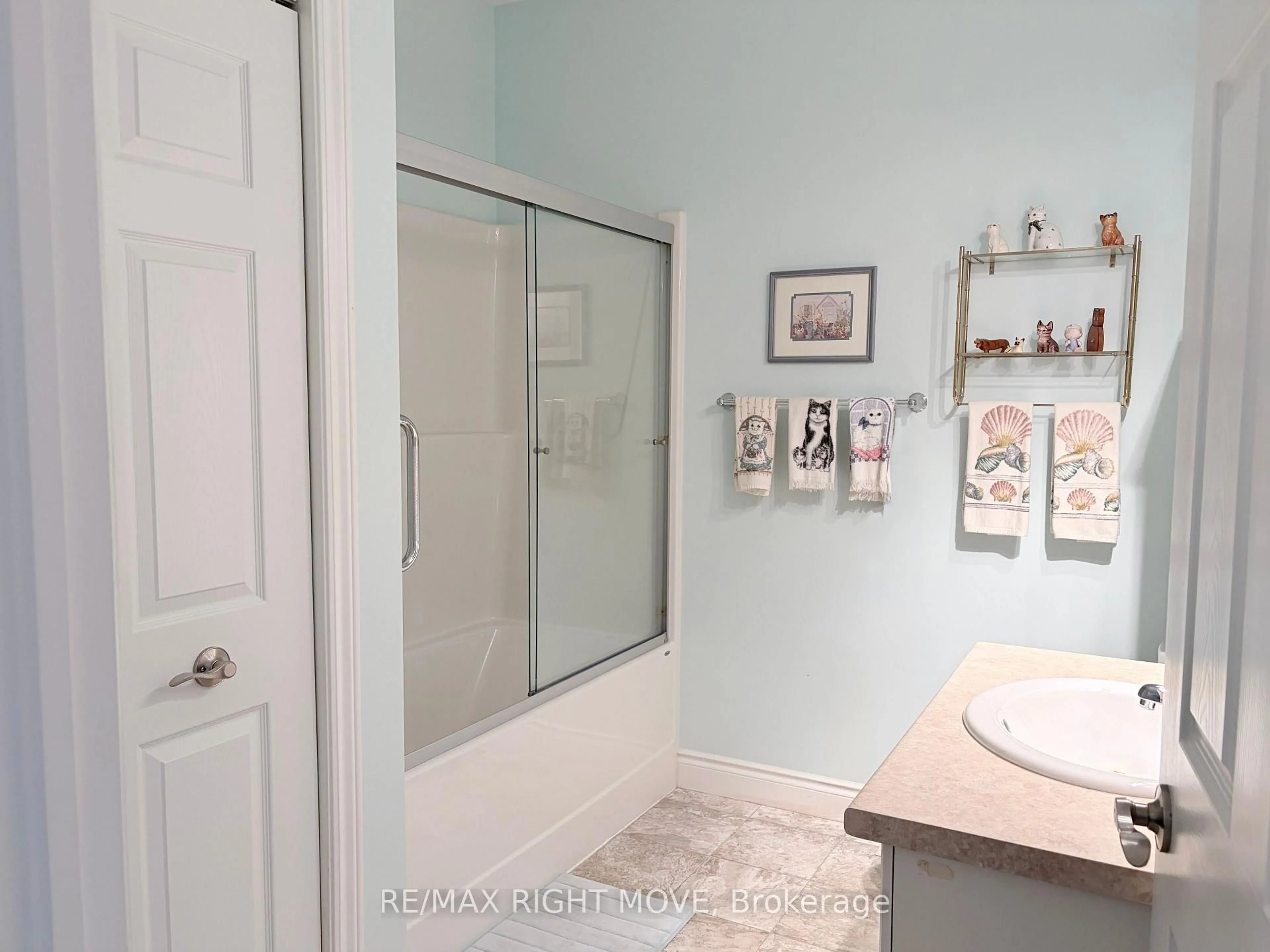 Standard bathroom, ceramic/tile floor for 11 Danny Dr, Orillia Ontario L3V 0G3