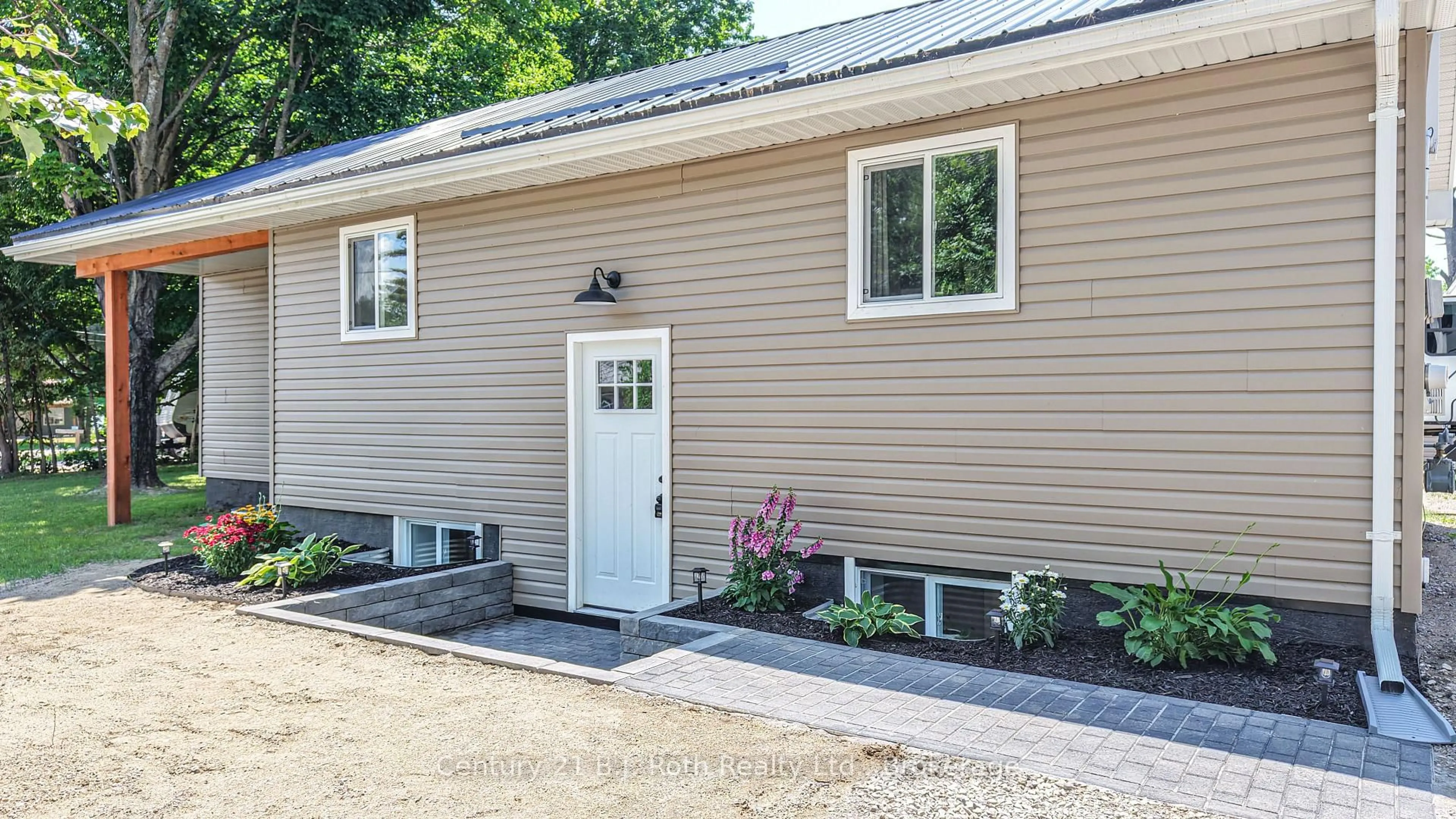 Home with vinyl exterior material, street for 3332 Cleveland Ave, Severn Ontario L0K 1G0