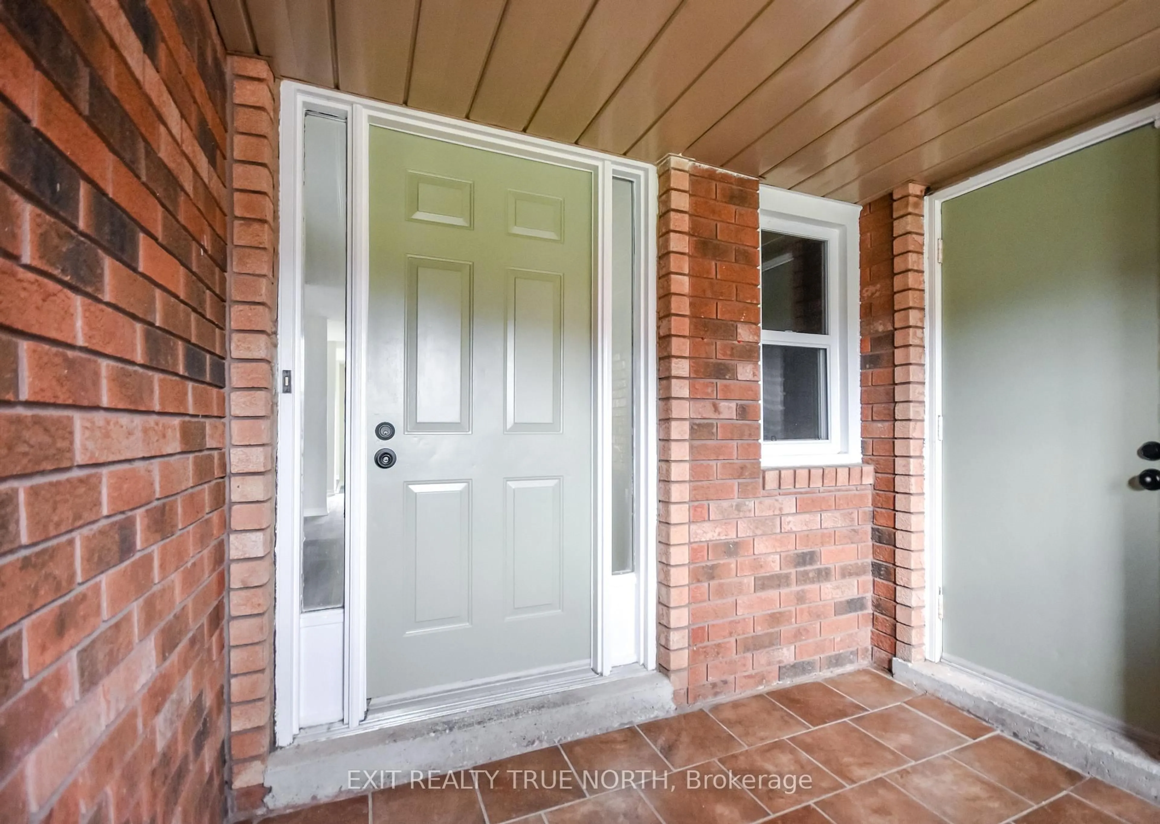 Indoor entryway for 426 Sunnidale Rd, Barrie Ontario L4N 7A8
