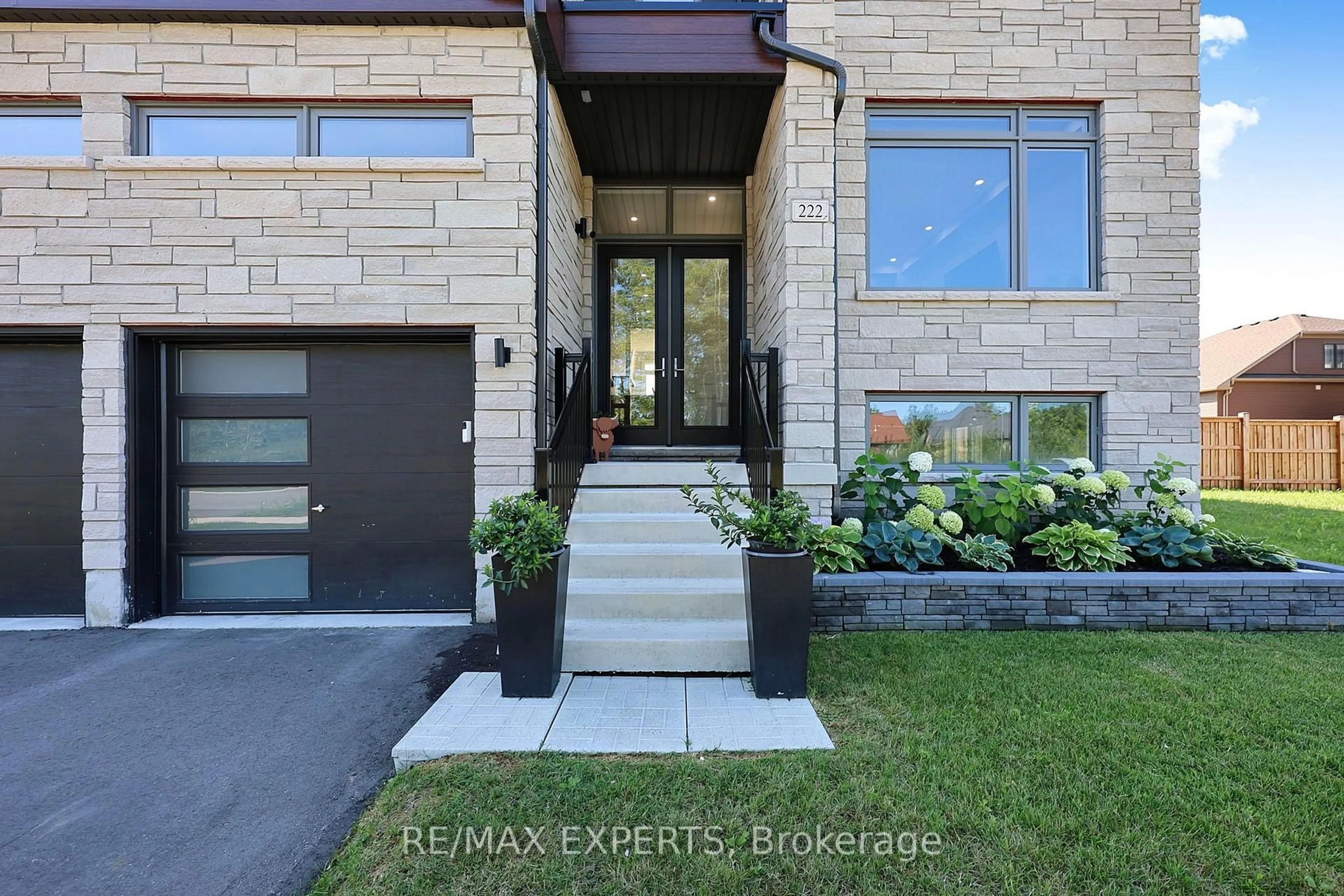 Indoor entryway for 222 Mapleside Dr, Wasaga Beach Ontario L9Z 0L4