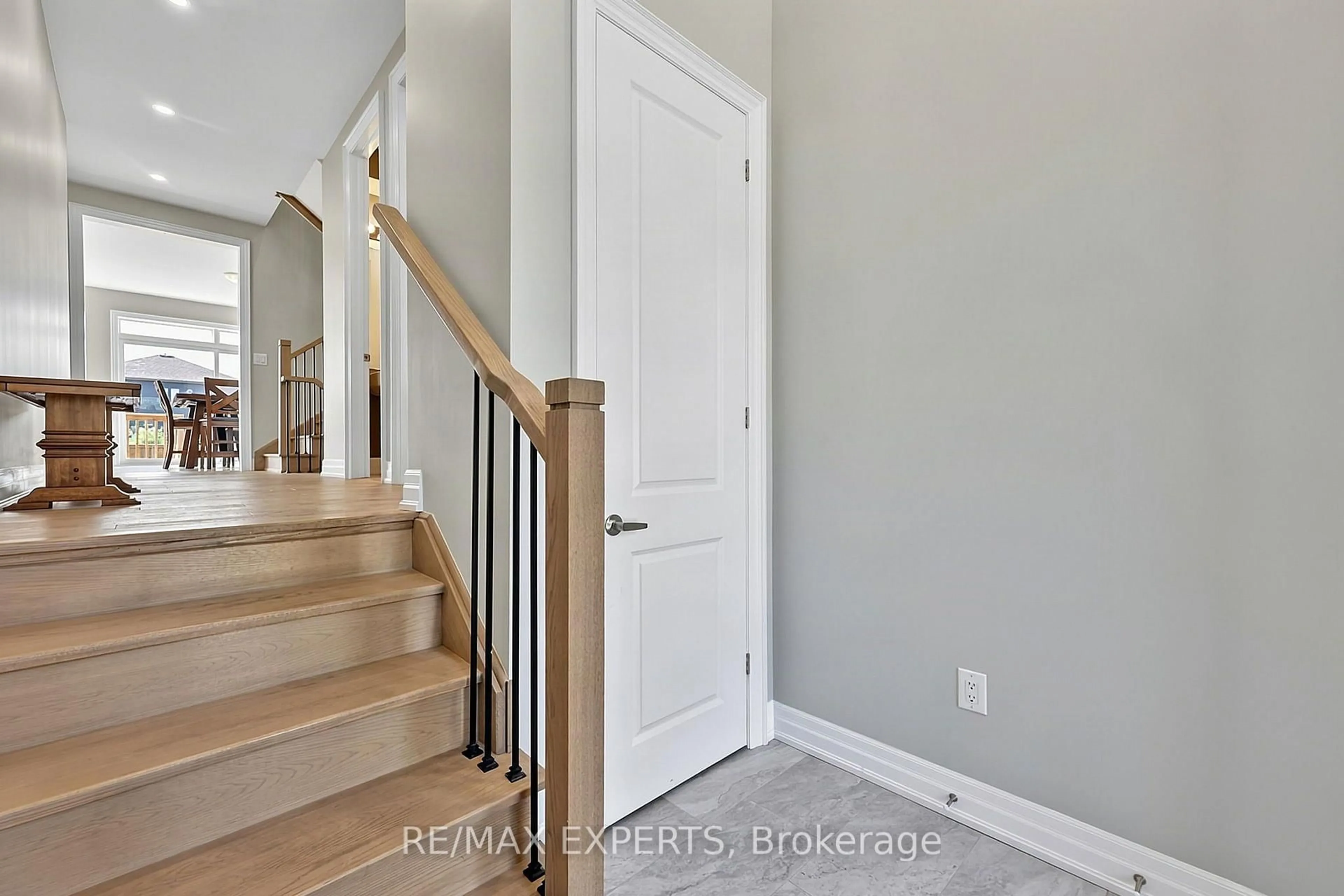Indoor entryway for 222 Mapleside Dr, Wasaga Beach Ontario L9Z 0L4