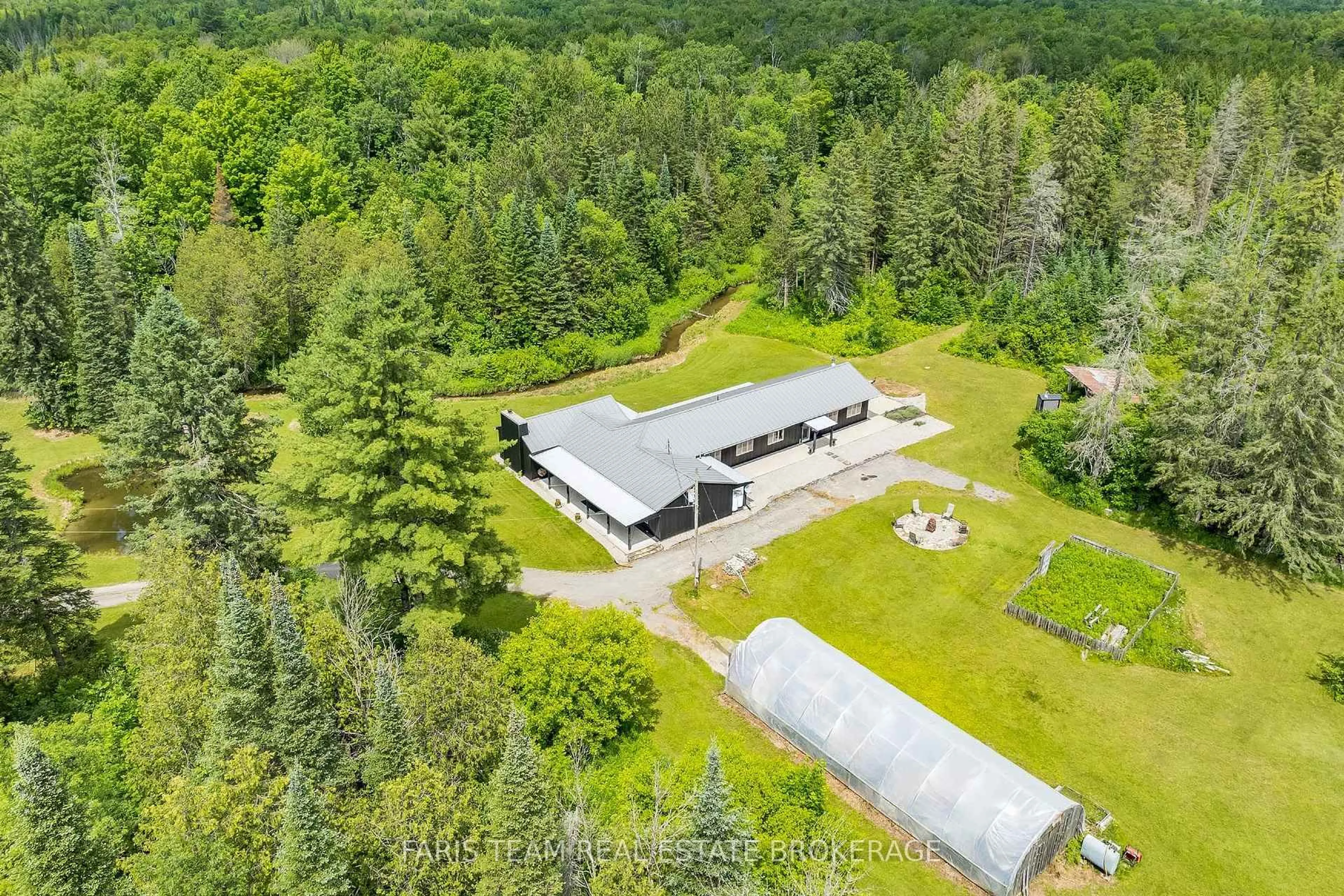A pic from outside/outdoor area/front of a property/back of a property/a pic from drone, unknown for 1076 Beaver Lane, Springwater Ontario P0B 1L0