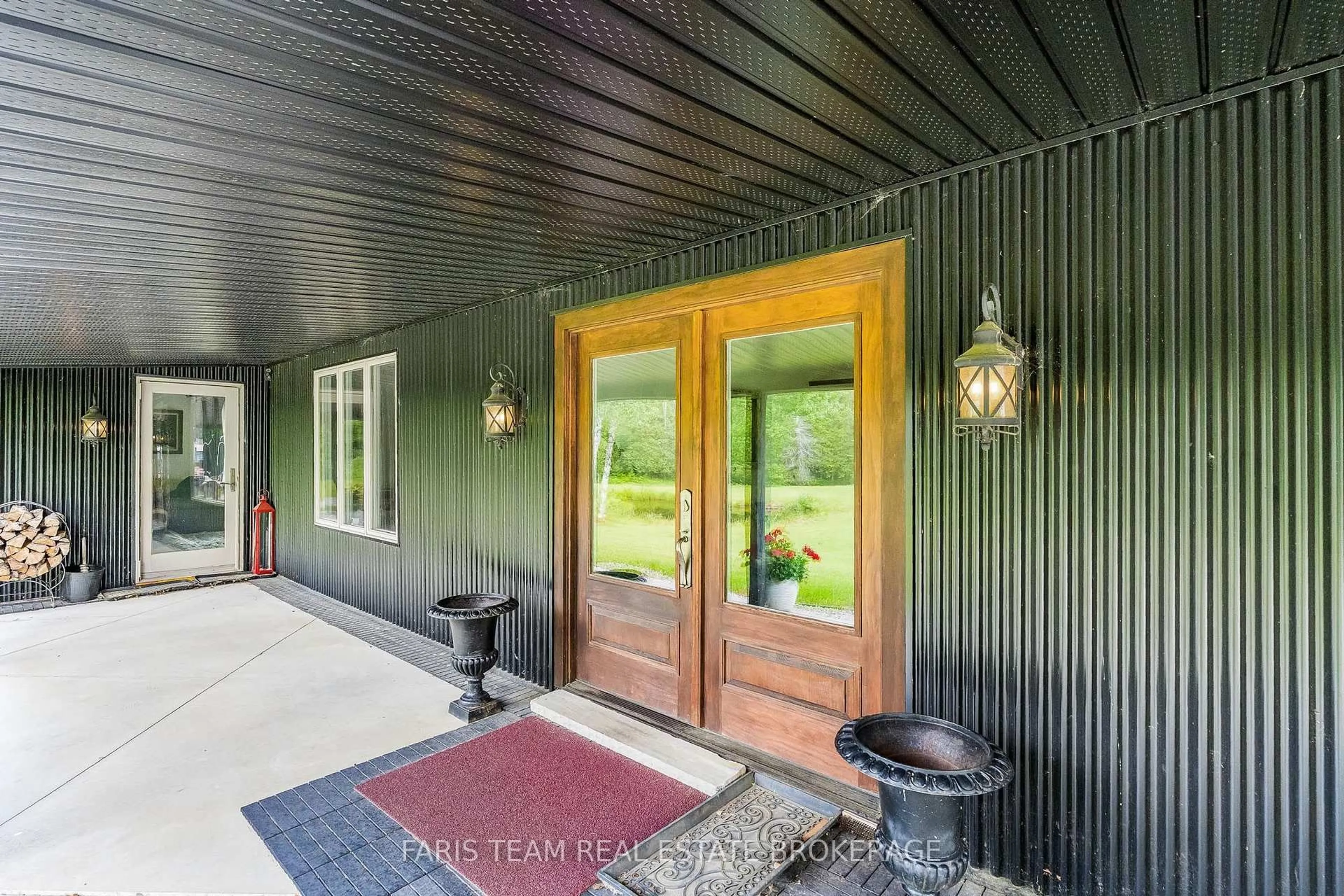 Indoor entryway for 1076 Beaver Lane, Springwater Ontario P0B 1L0