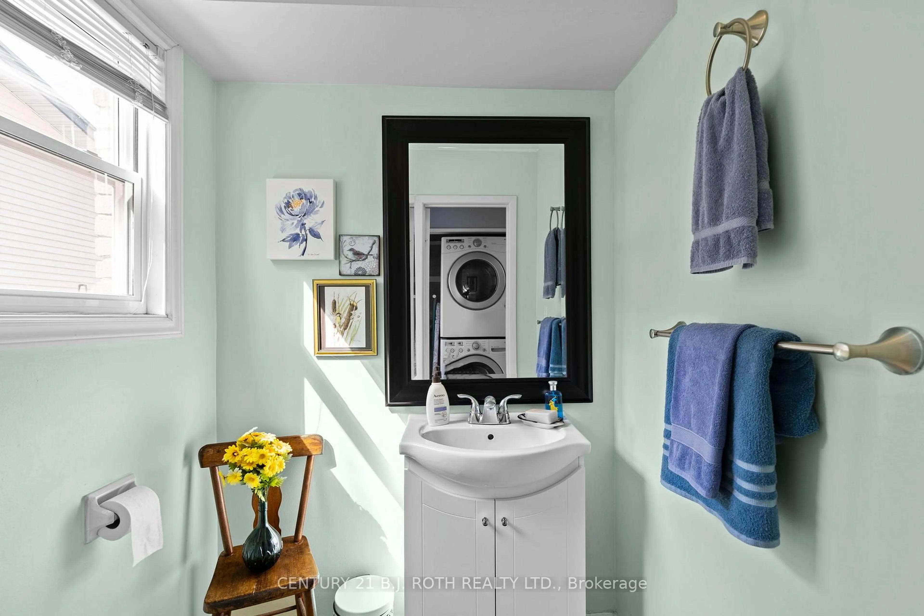 Contemporary bathroom, ceramic/tile floor for 10 Andrea Cres, Orillia Ontario L3V 6W5