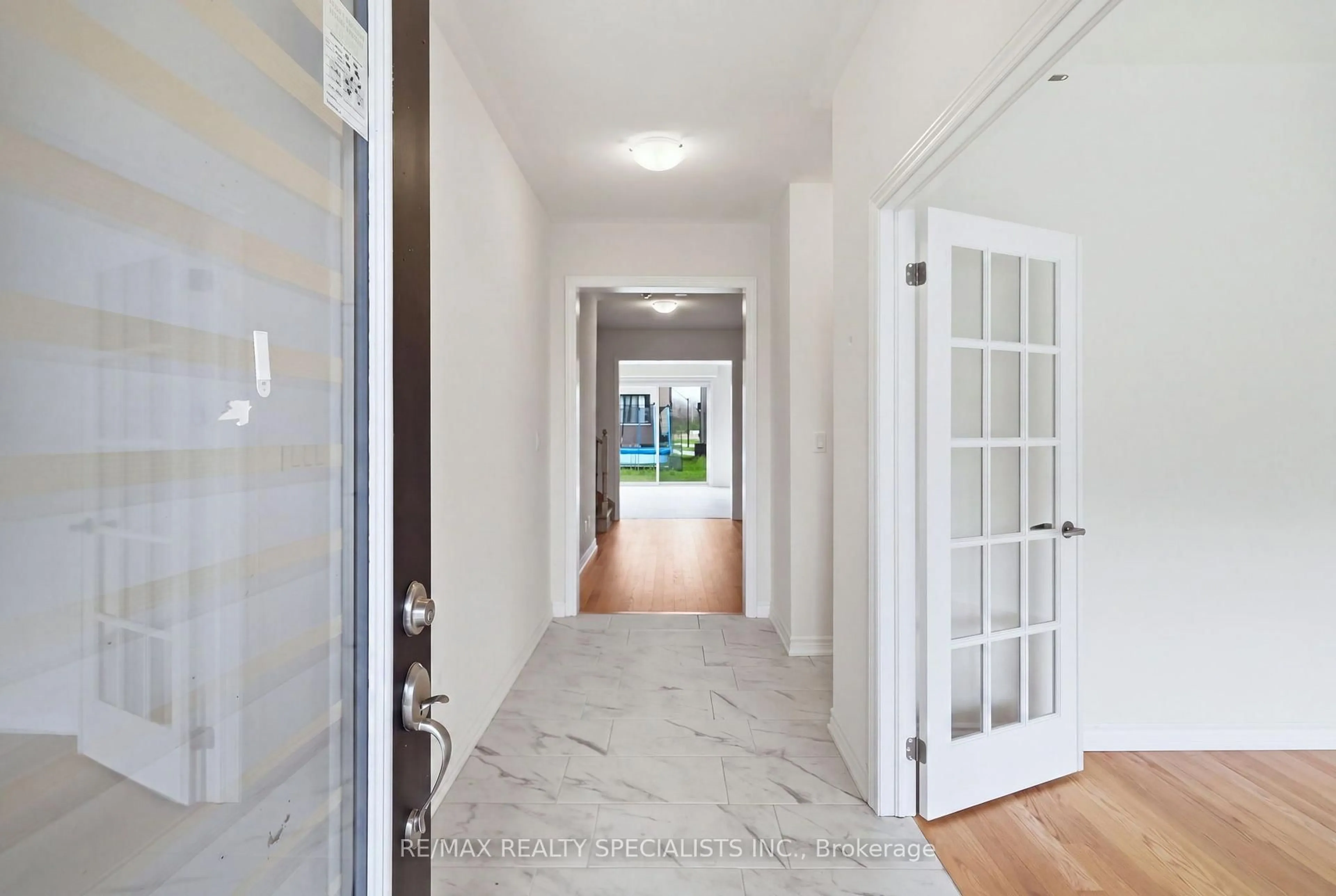 Indoor entryway for 147 Rosanne Circ, Wasaga Beach Ontario L9Z 0N1