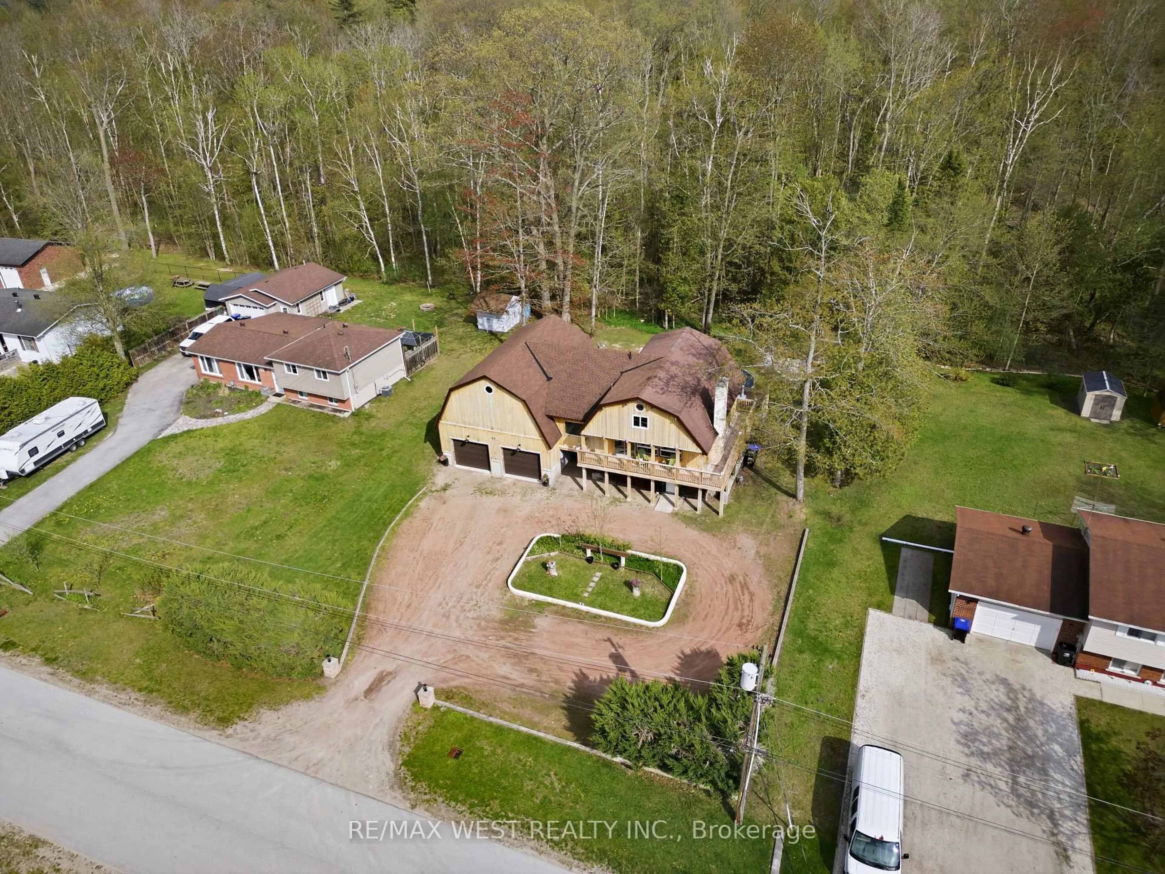 A pic from outside/outdoor area/front of a property/back of a property/a pic from drone, building for 61 Antigua Dr, Wasaga Beach Ontario L9Z 2S3