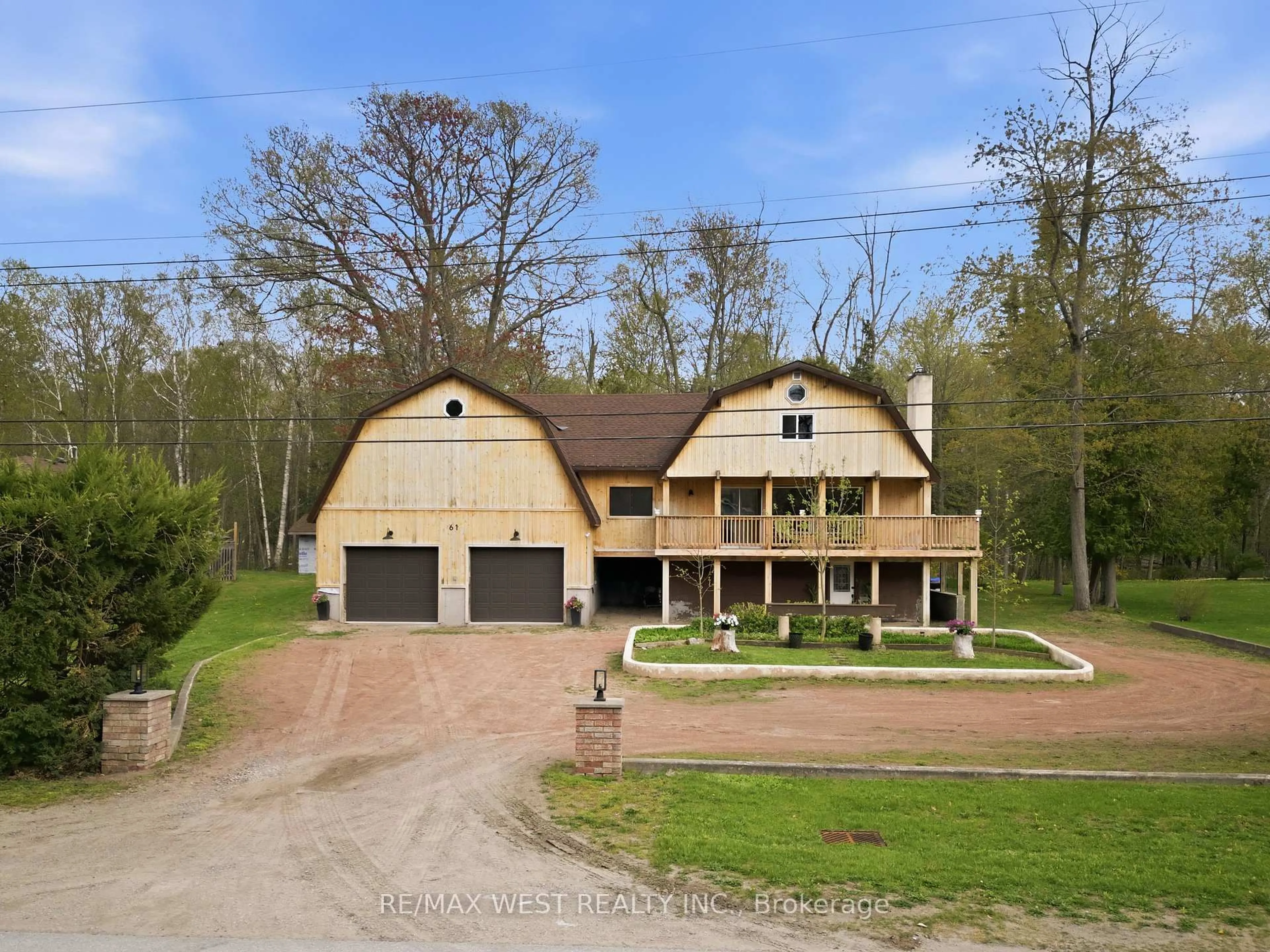A pic from outside/outdoor area/front of a property/back of a property/a pic from drone, street for 61 Antigua Dr, Wasaga Beach Ontario L9Z 2S3