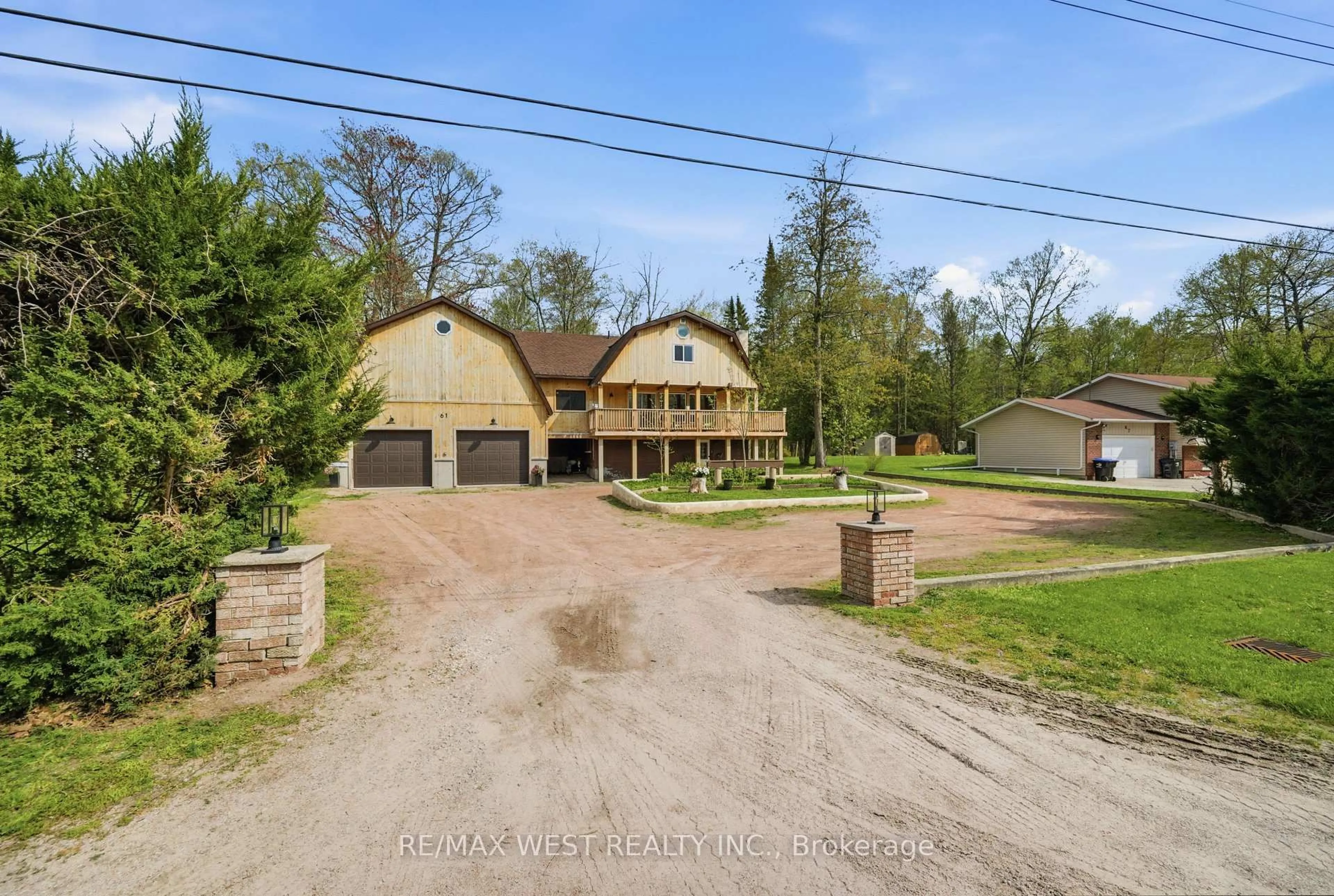 A pic from outside/outdoor area/front of a property/back of a property/a pic from drone, street for 61 Antigua Dr, Wasaga Beach Ontario L9Z 2S3