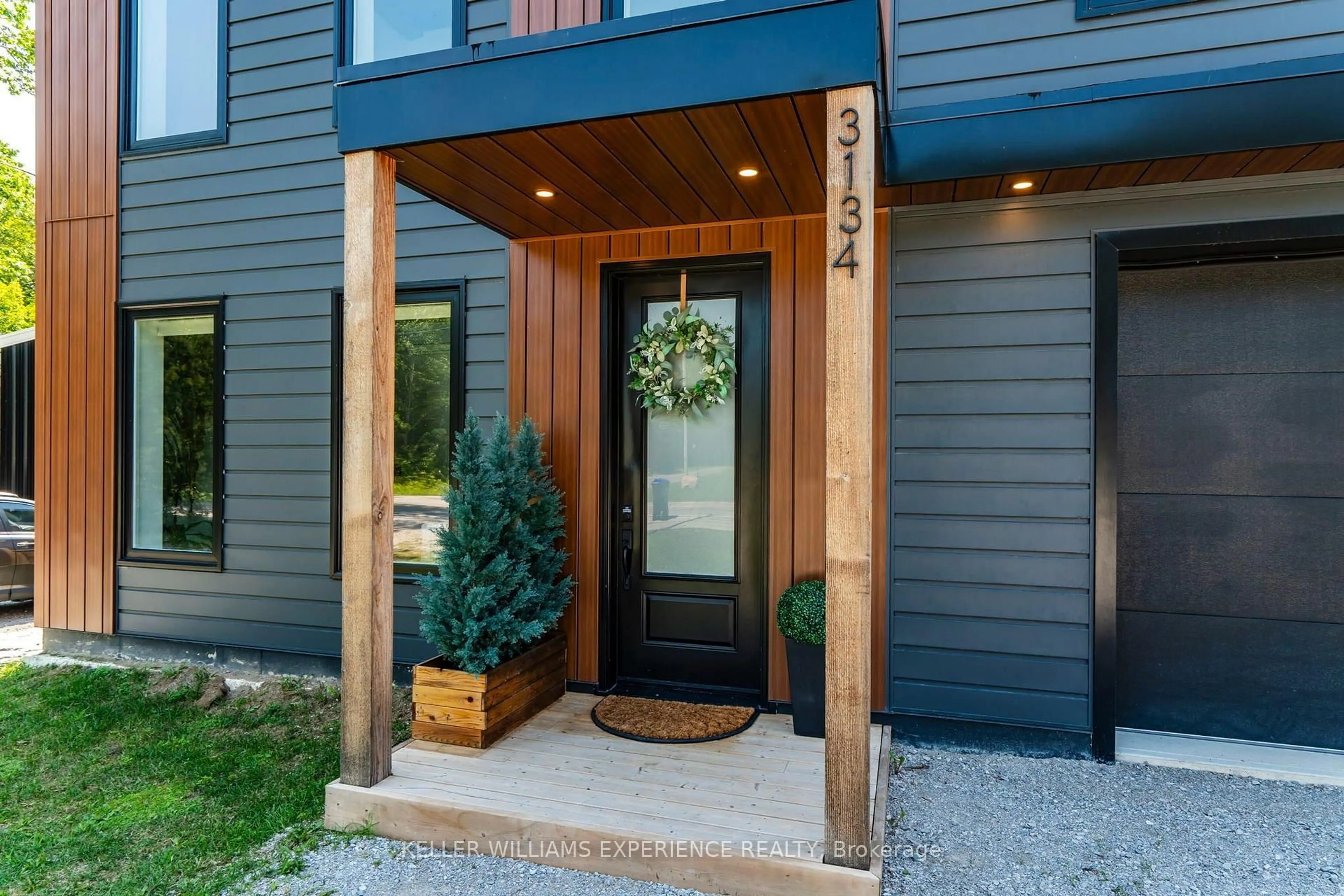 Indoor entryway for 3134 Goldstein Rd, Severn Ontario L0K 2B0
