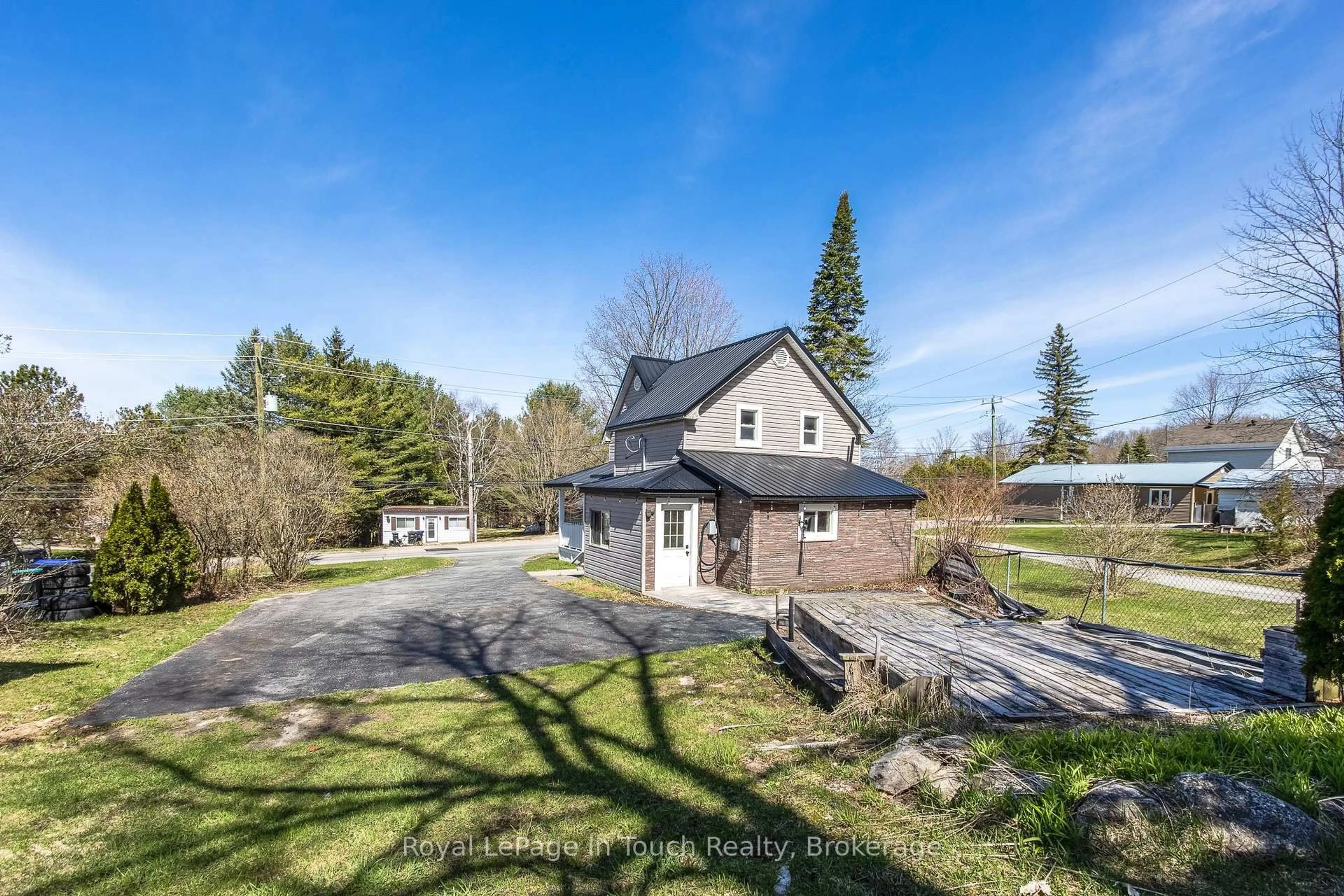 A pic from outside/outdoor area/front of a property/back of a property/a pic from drone, unknown for 397 William St, Tay Ontario L0K 2A0