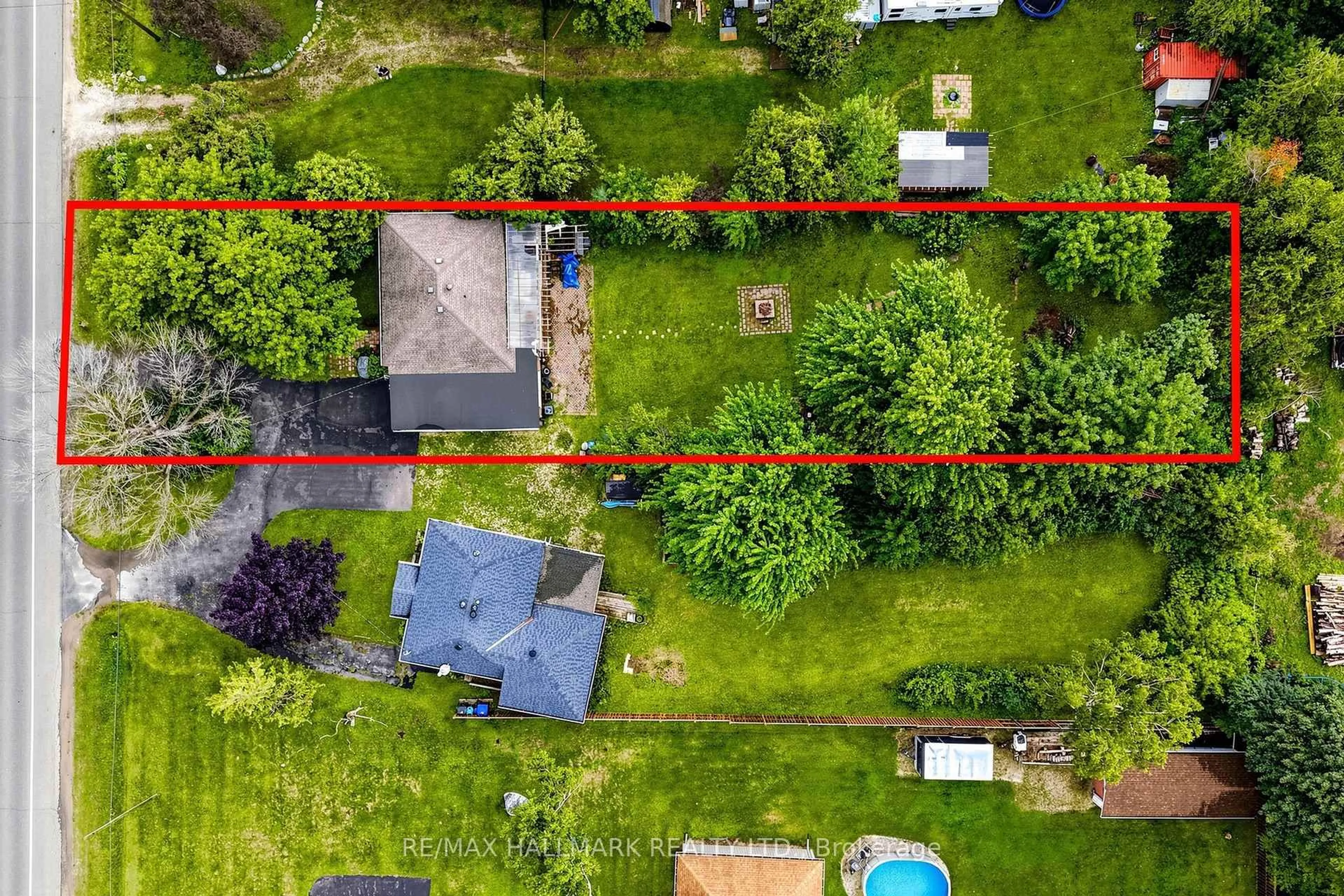 A pic from outside/outdoor area/front of a property/back of a property/a pic from drone, street for 9771 Beachwood Rd, Collingwood Ontario L9Y 3Z1