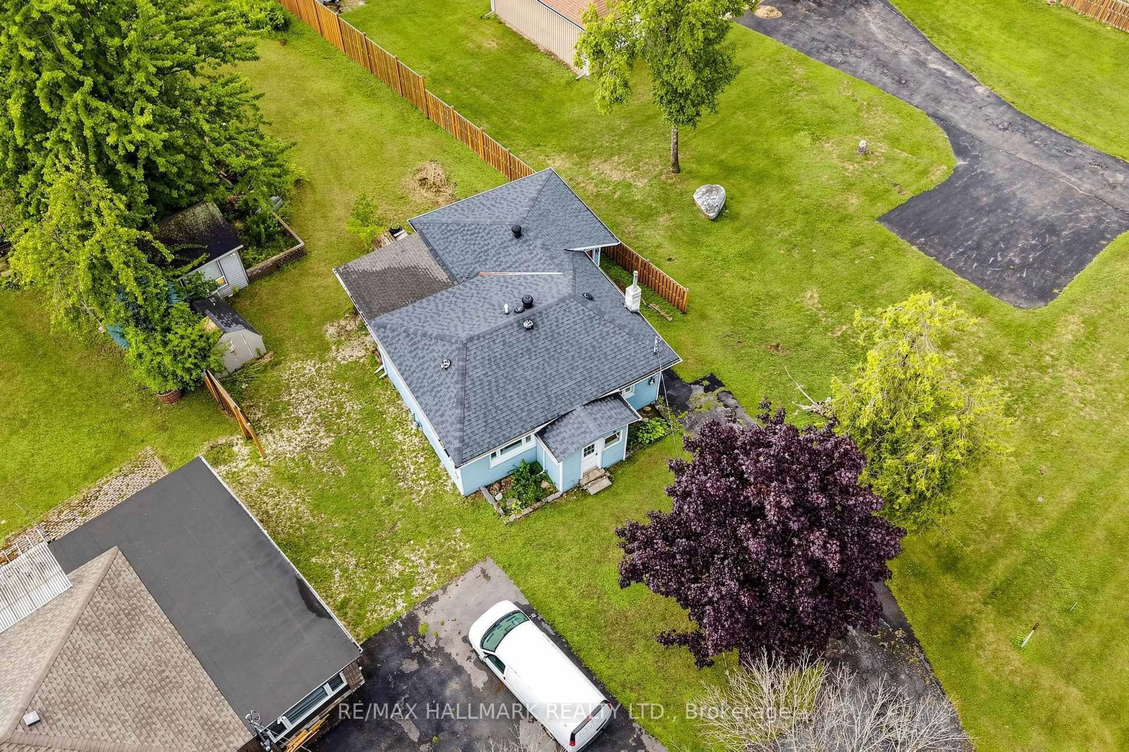 A pic from outside/outdoor area/front of a property/back of a property/a pic from drone, street for 9775 Beachwood Rd, Collingwood Ontario L9Y 3Z1